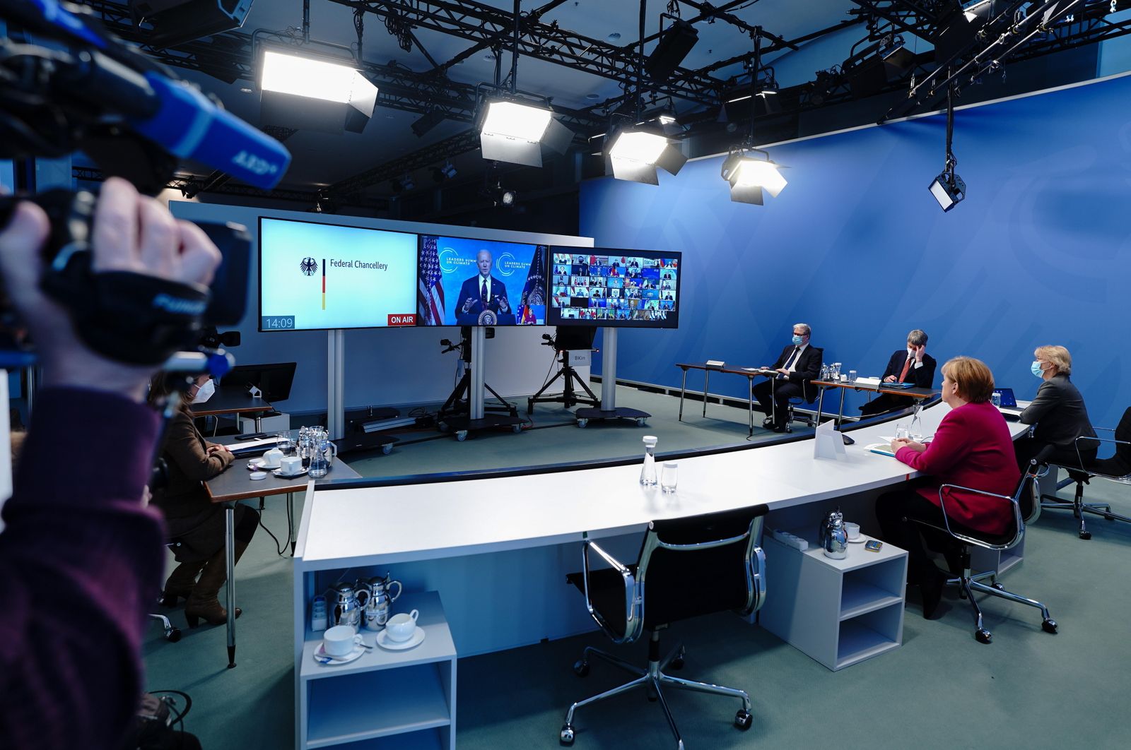 Angela Merkel atiende a la intervención de Joe Biden (en la pantalla) en la Cumbre de Líderes sobre el Clima.