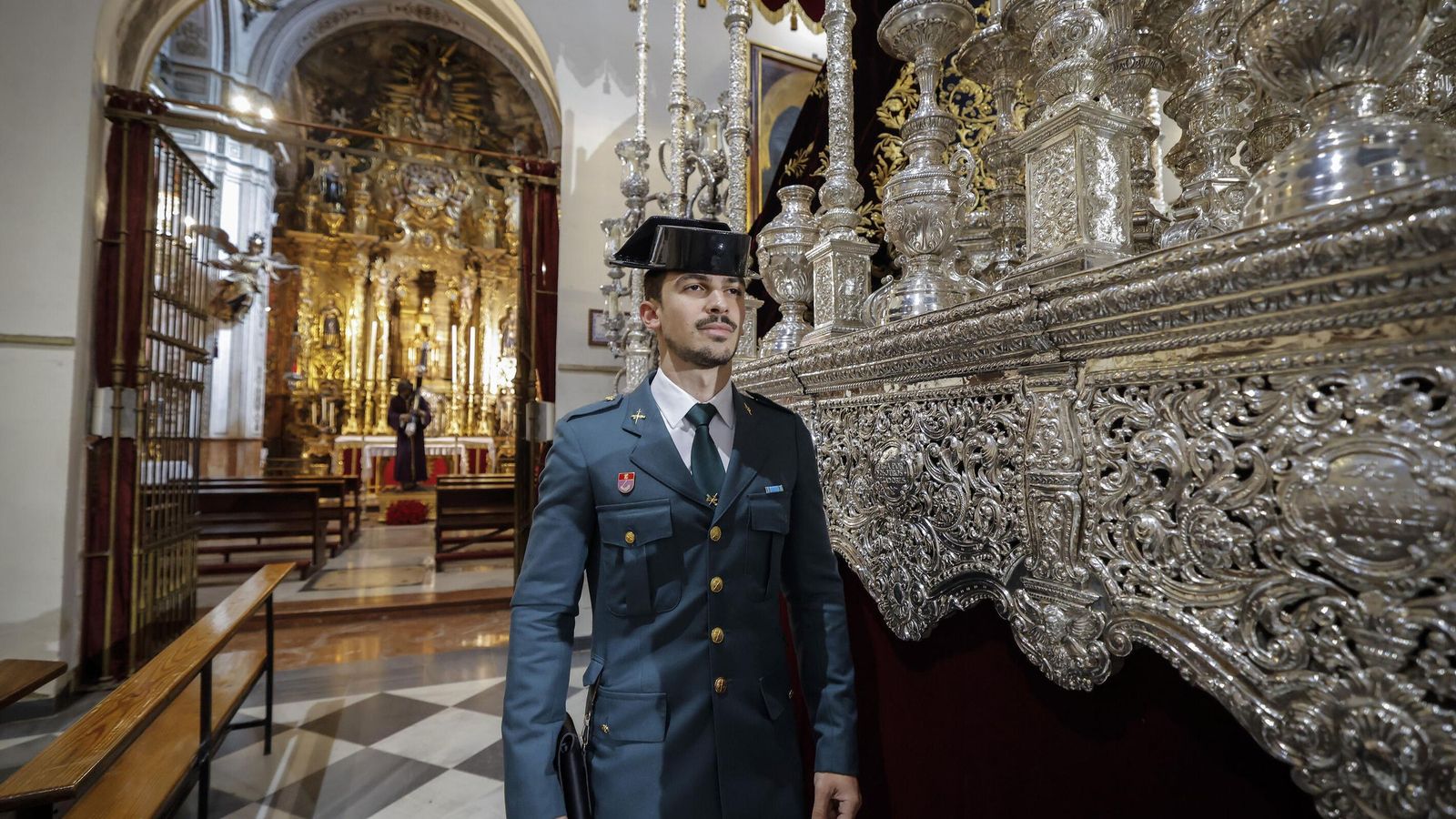 El guardia civil Francisco Cazorla, en la parroquia de San Vicente.