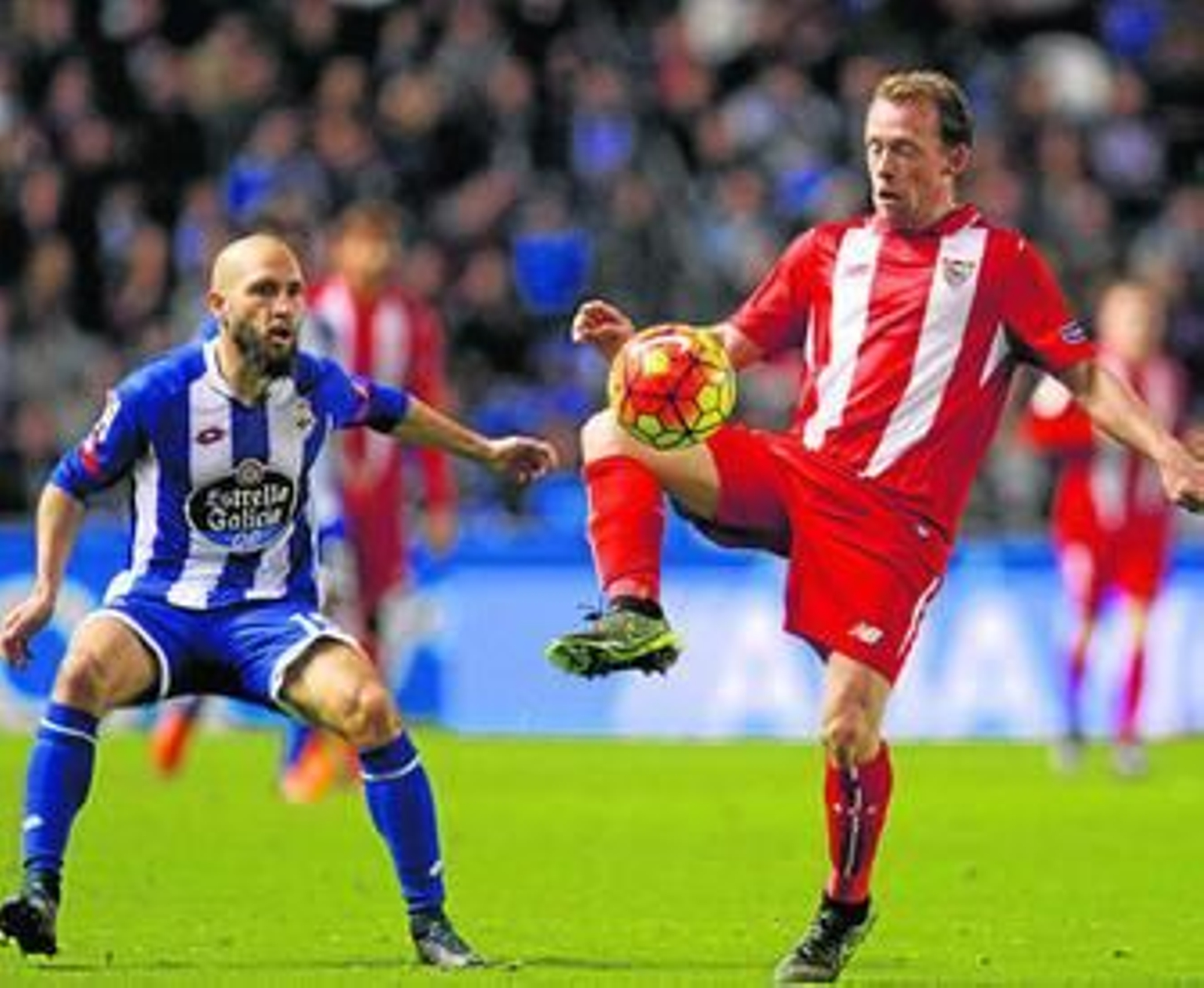 Krohn-Dehli golpea con el interior del pie para asegurar hacia atrás ante Laure.