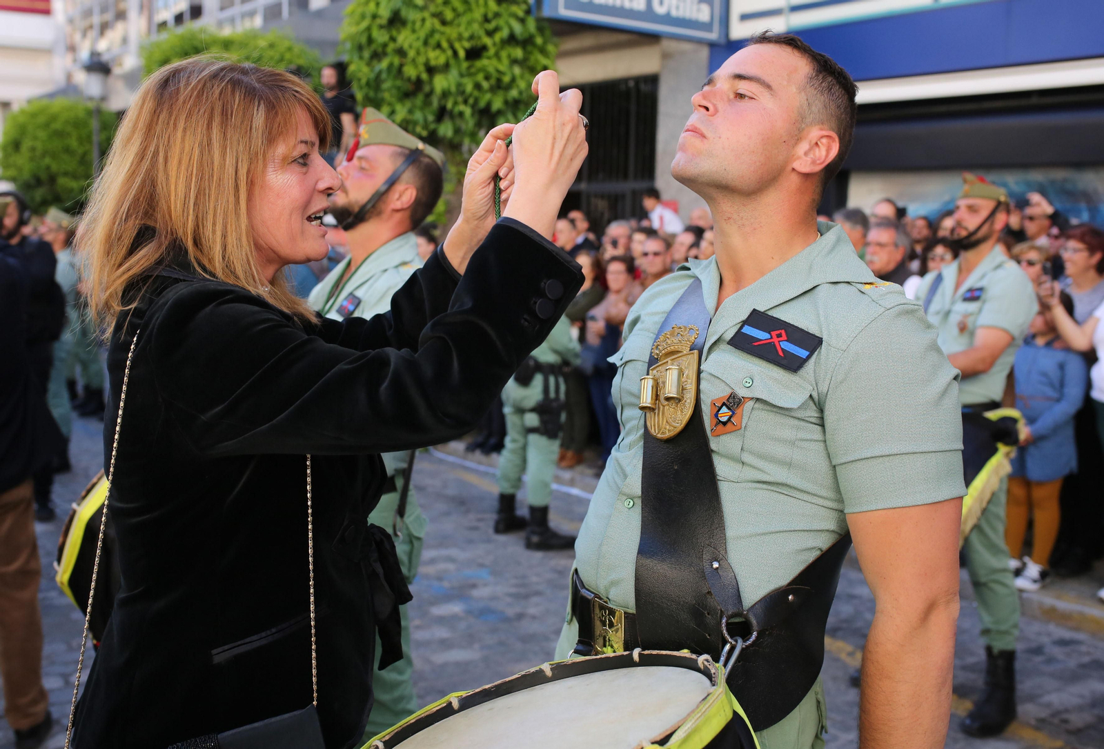 Procesión del Cristo de la Vera Cruz, escoltado por la Legión en las calles de Huelva