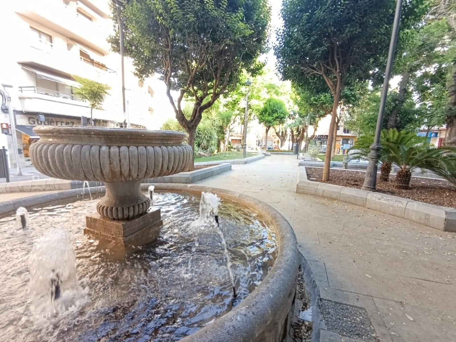 La sombra de la arboleda, la fuente y la zona verde hacen de Los Jardinillos un pequeño oasis en mitad de la ciudad para el verano.