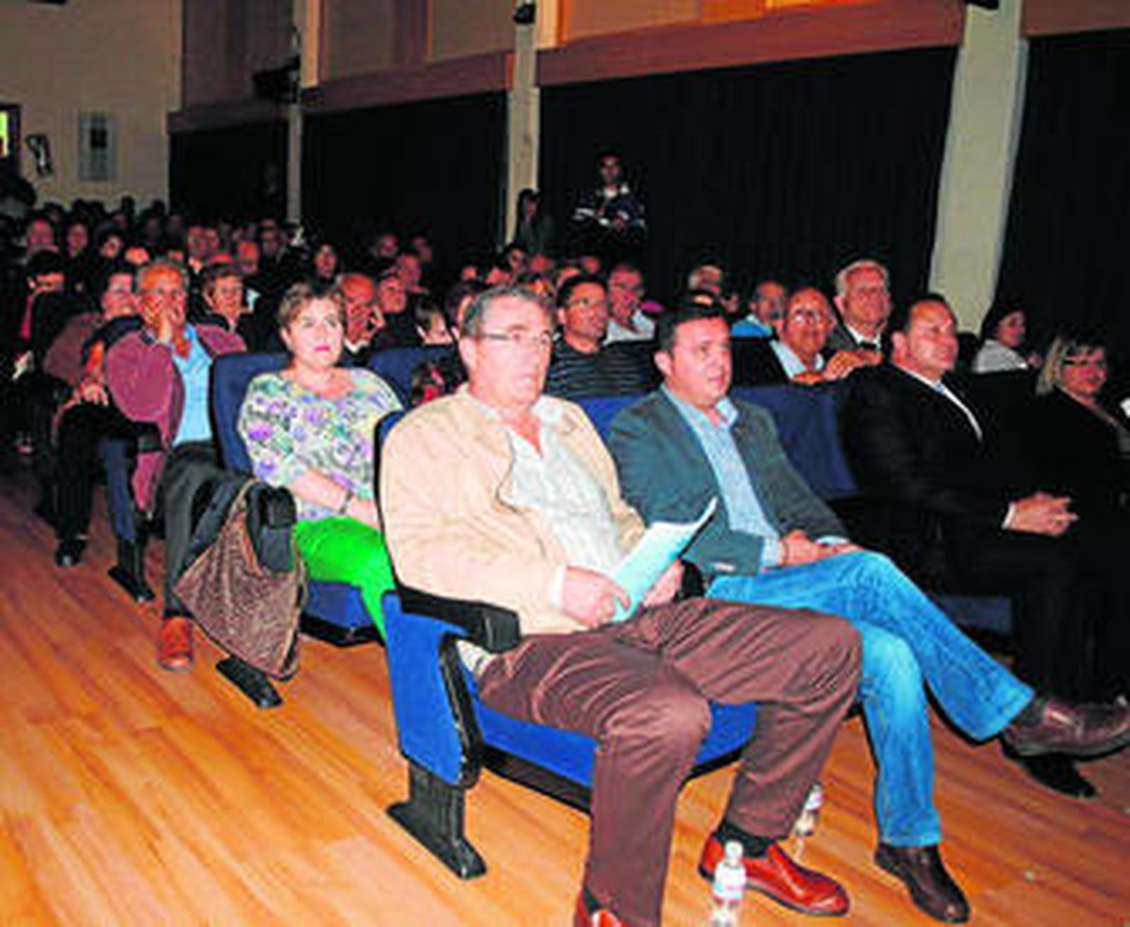 La concejal, Adoración García, justo detrás del alcalde Mario Padilla, en un acto público.