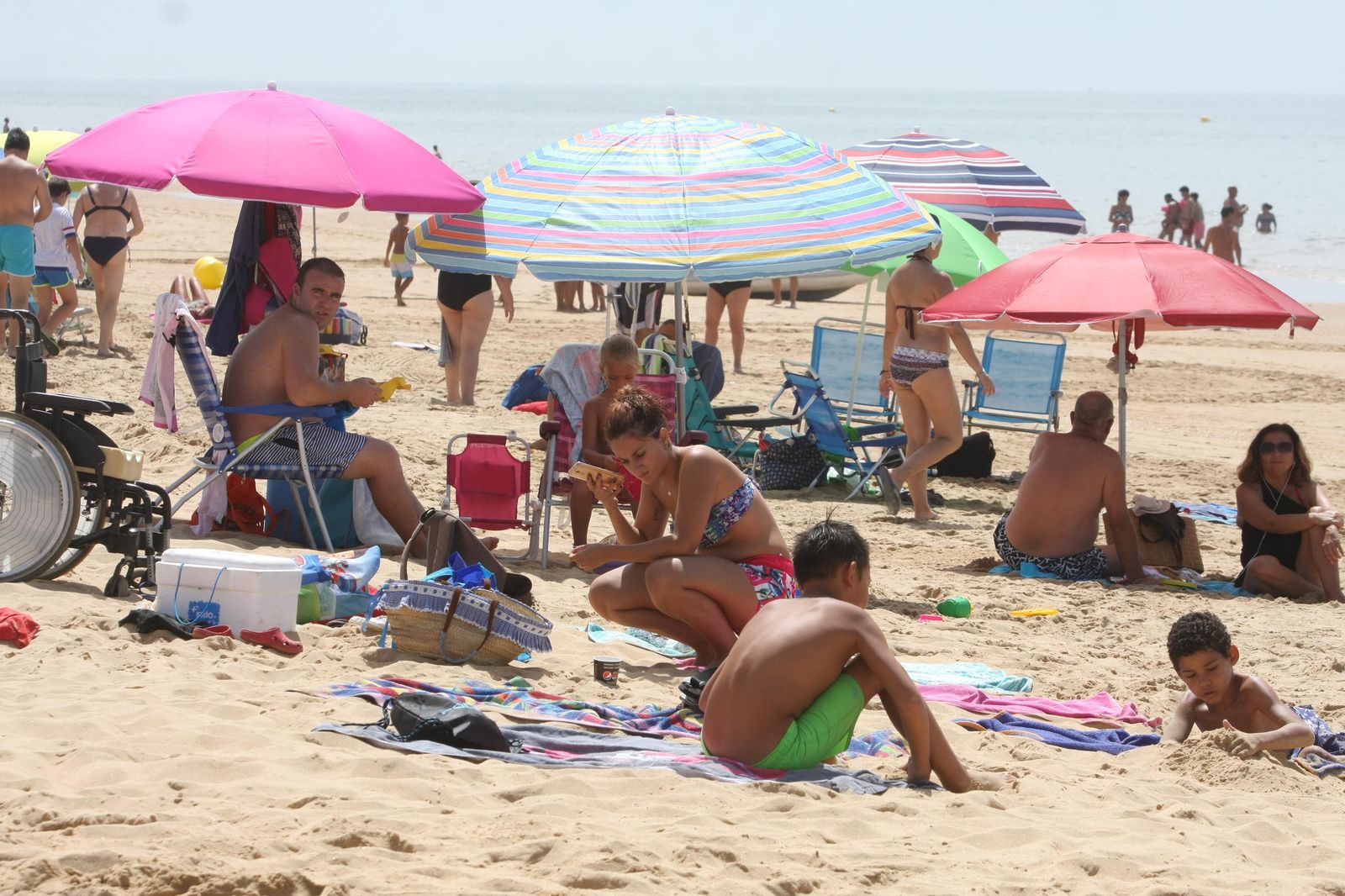 Varios bañistas, ayer, en la playa de Mazagón.