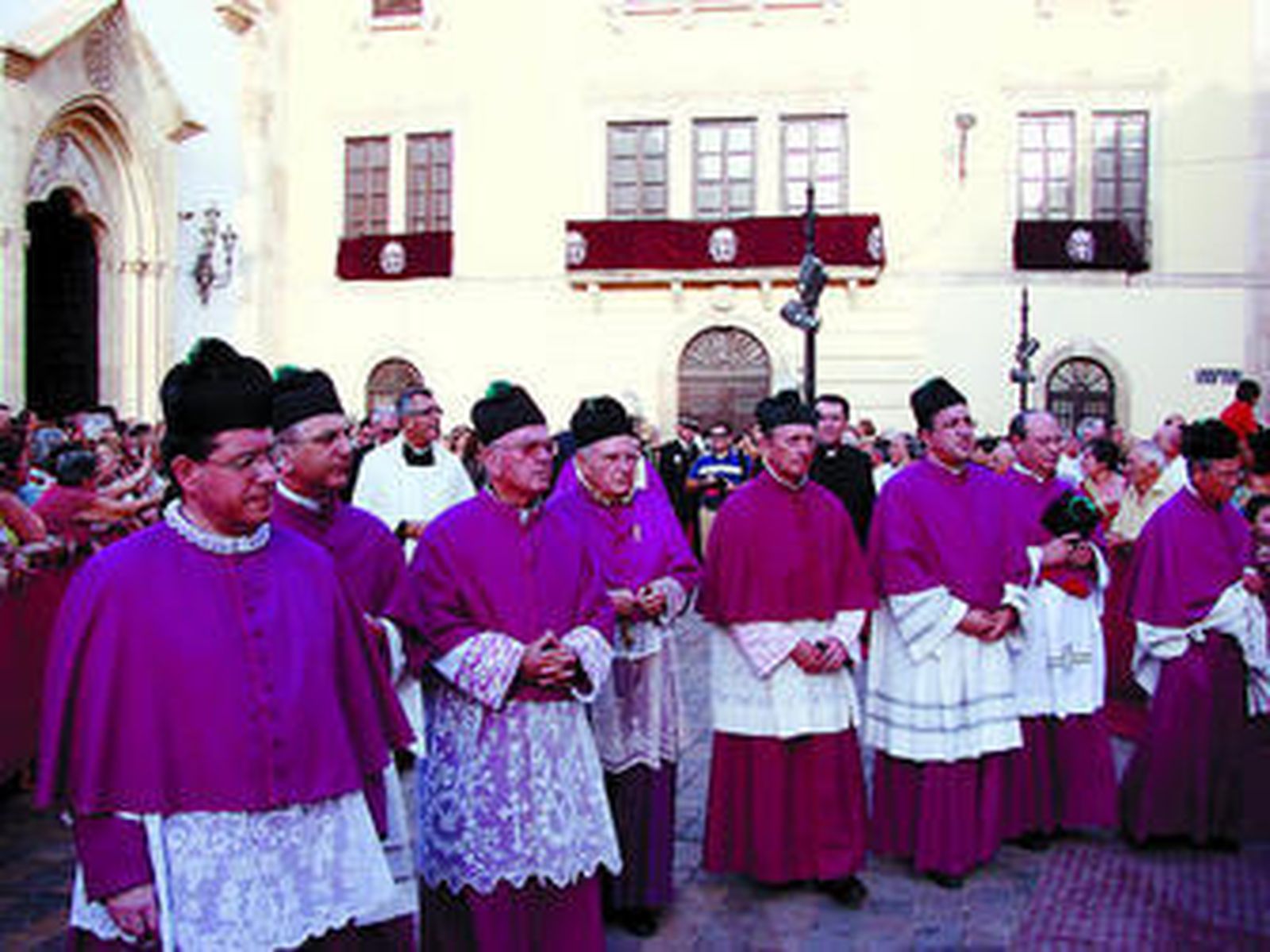 El canónigo Juan López, en el centro de la imagen, aparece junto a otros miembros del Cabildo Catedral ante el santuario de la Patrona.