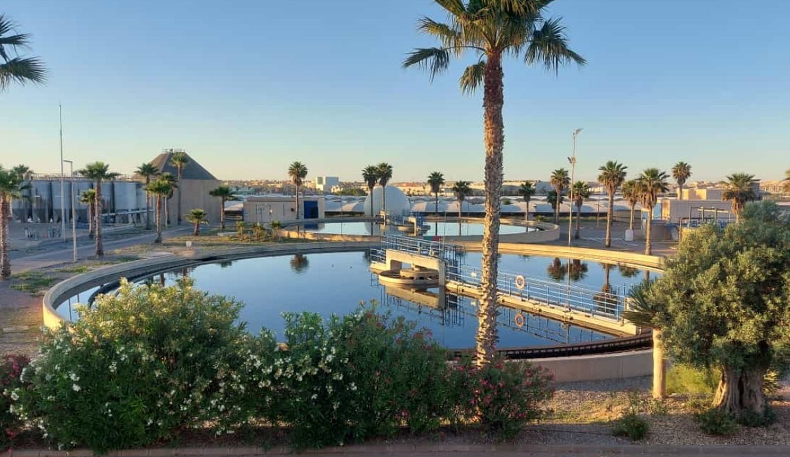 El proyecto consiste en poner en marcha una estación de bombeo e impulsión de aguas regeneradas desde la EDAR de Roquetas hasta el sistema 'Balsas de El Cañuelo'.