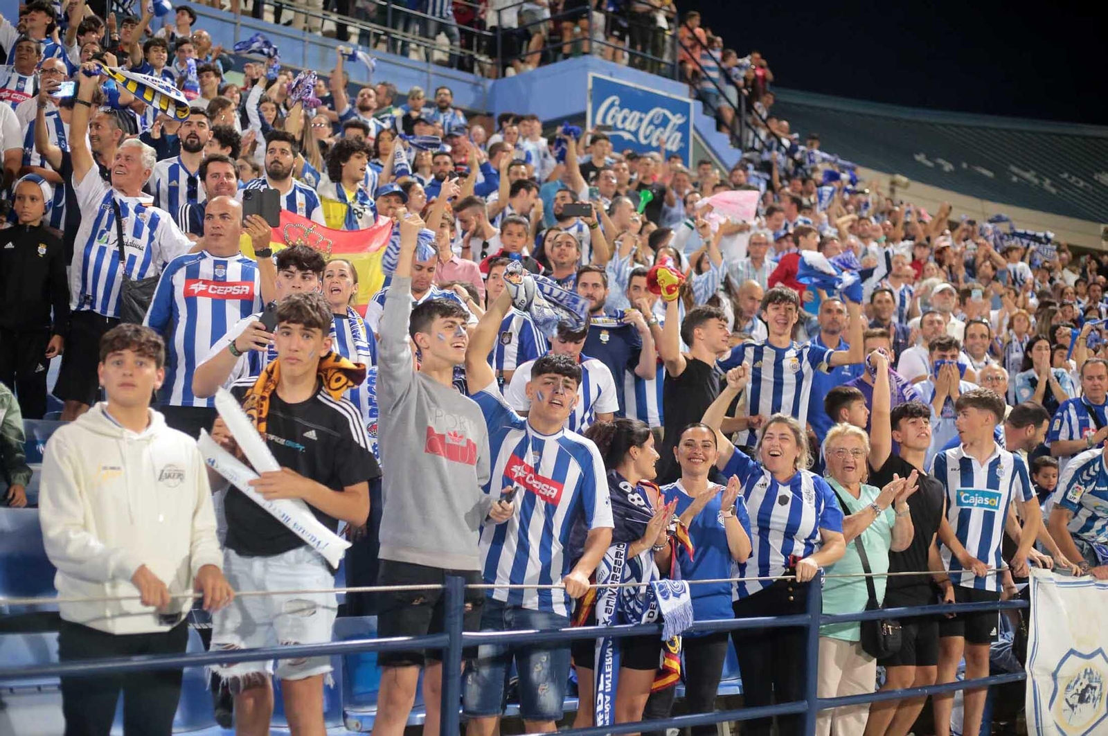 Imágenes del gran ambiente en el Nuevo Colombino en el ascenso del Recre