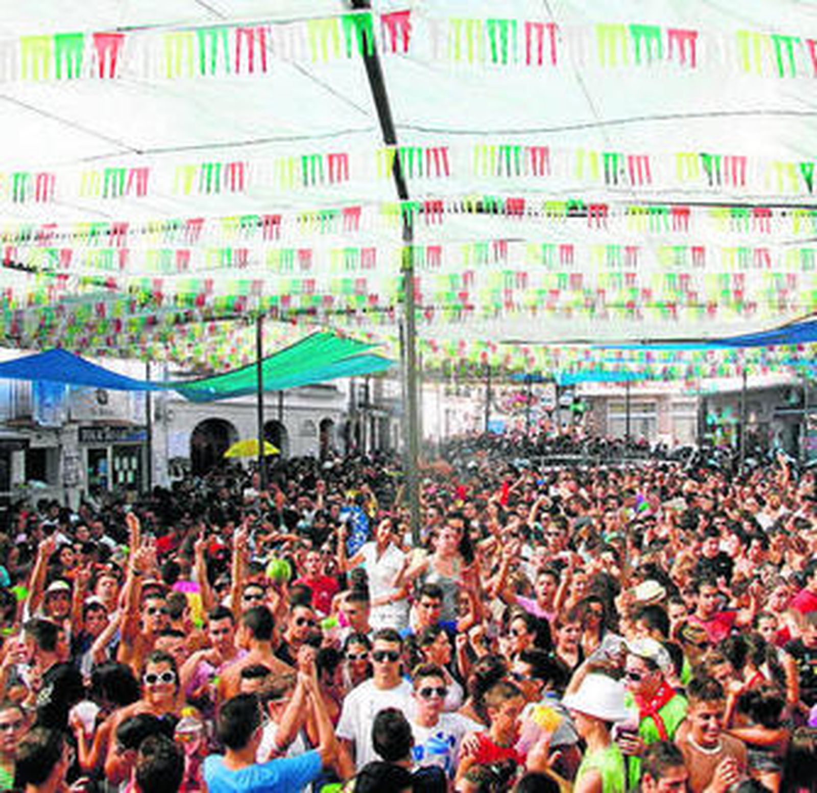 Una multitud de jóvenes disfruta en la Feria de Álora.