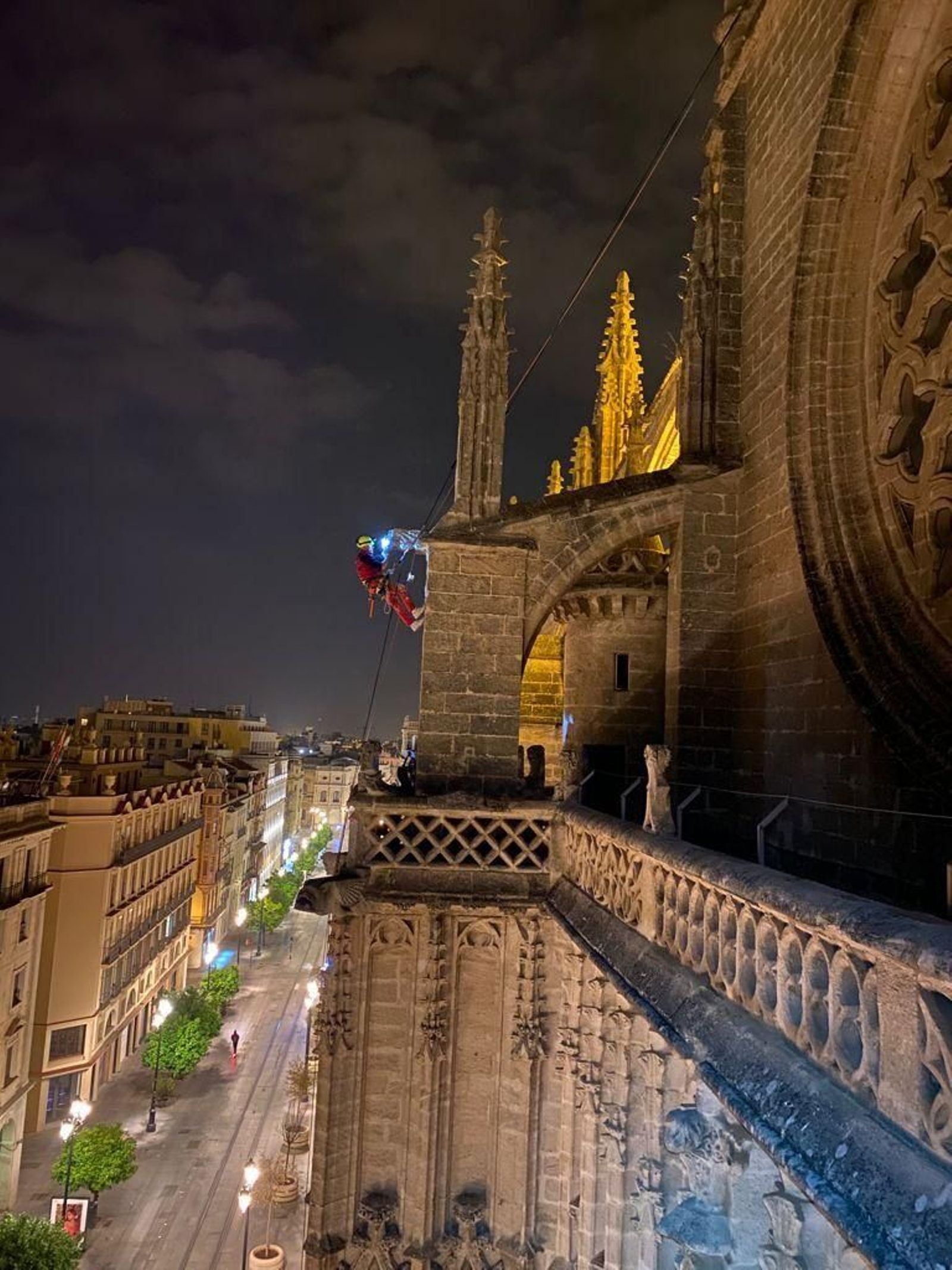 Así se revisan la Catedral de Sevilla y la Giralda desde las alturas