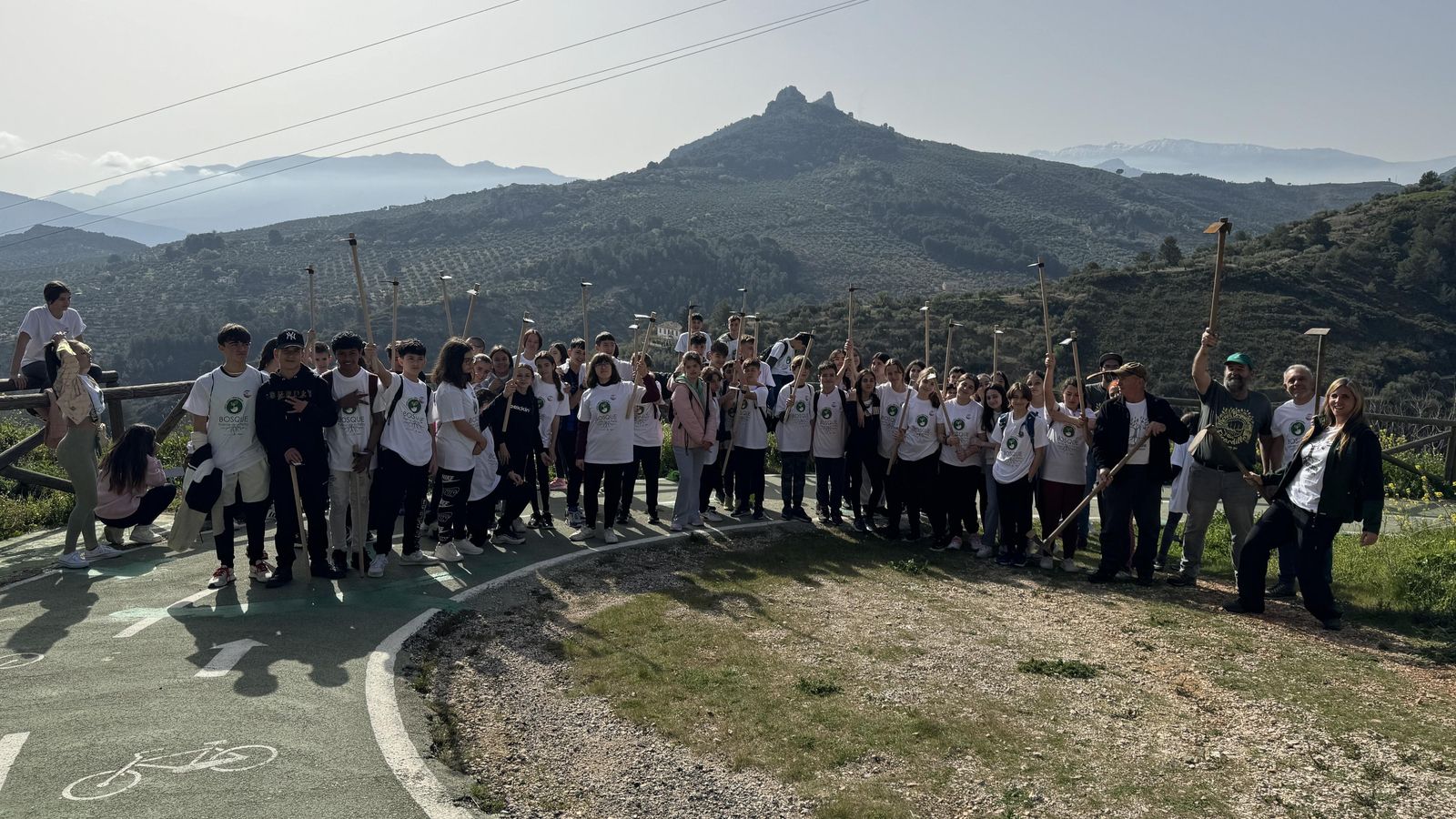 El alumnado del Fuente de la Peña se ha volcado con la recuperación del bosque mediterráneo. El alumnado del Fuente de la Peña se ha volcado con la recuperación del bosque mediterráneo.
