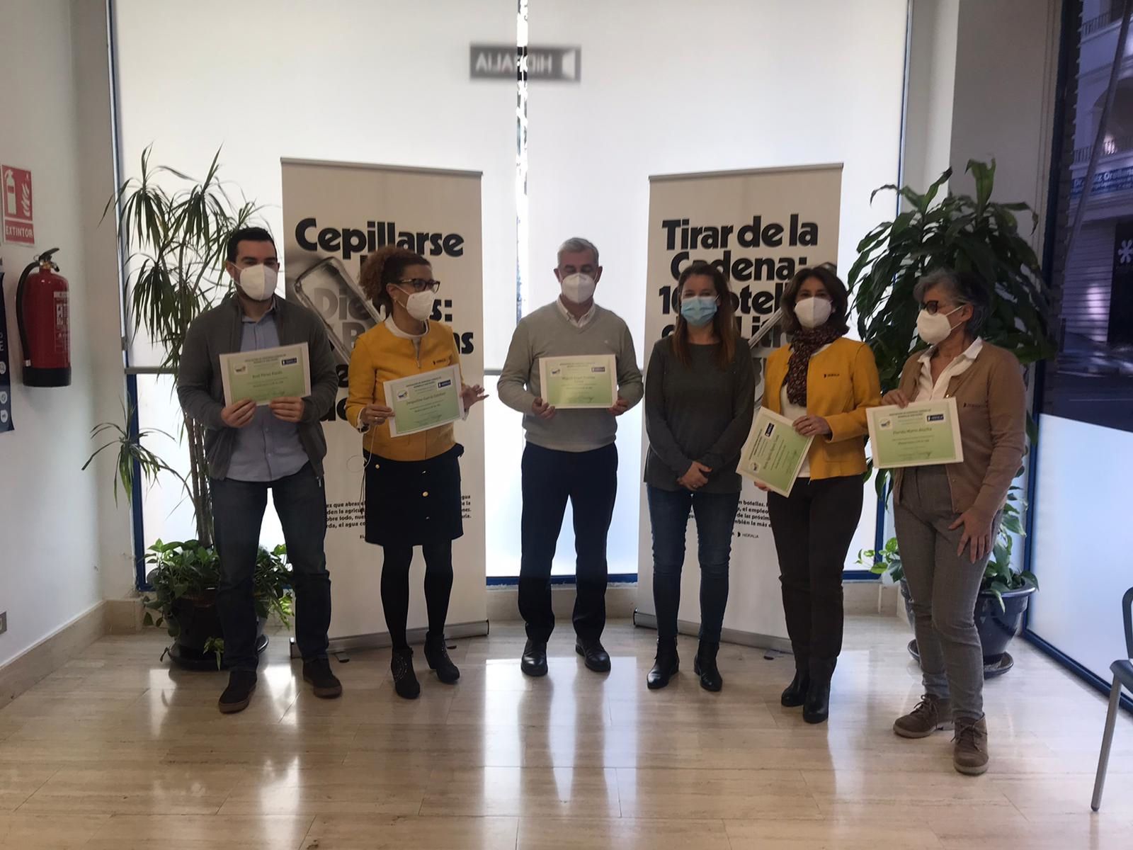 Entrega de diplomas a personal de Hidralia de un curso de lenguaje de signos.