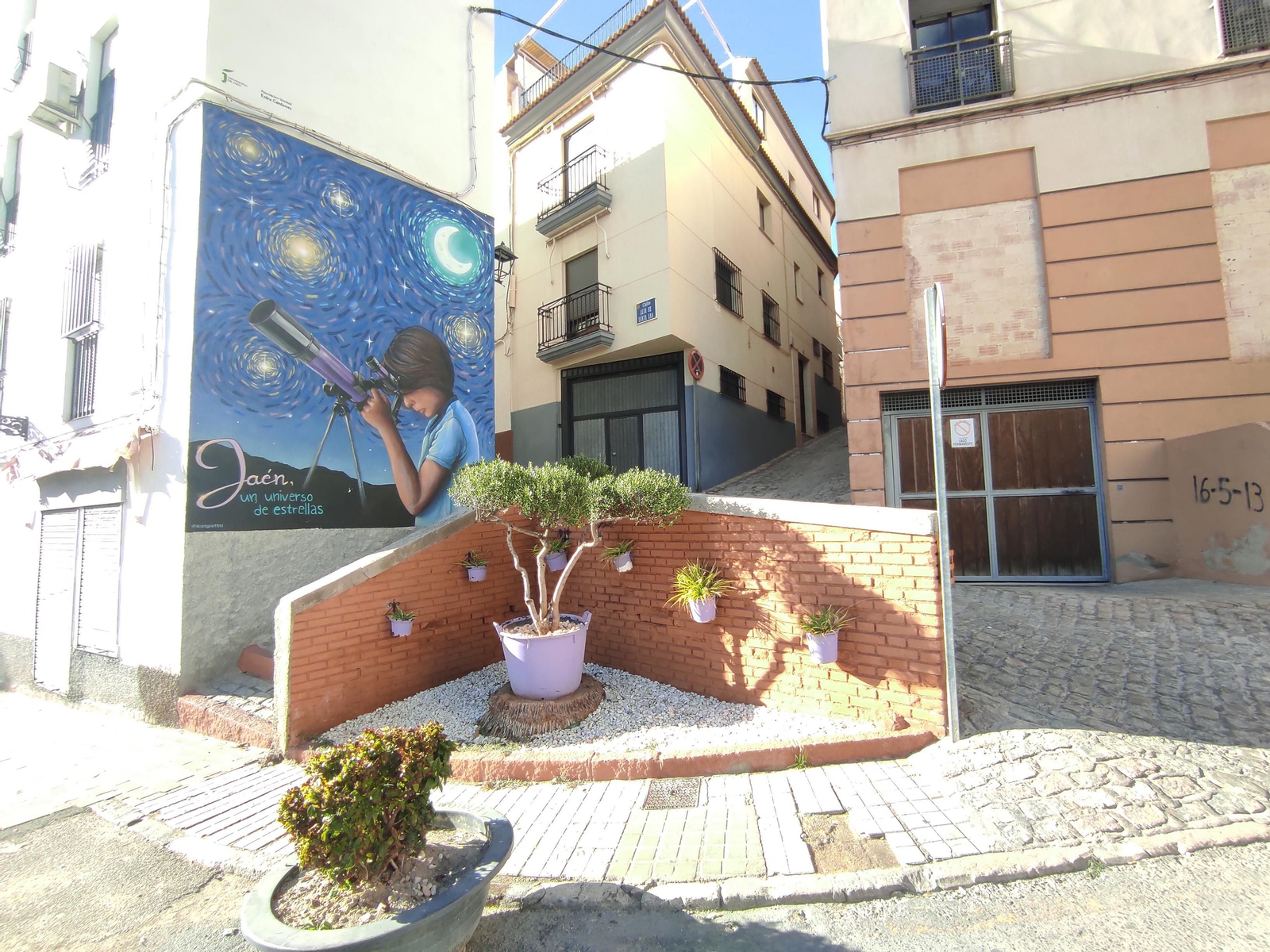 El astroturismo, otro fuerte de Jaén, queda representado con este precioso mural en la zona baja, frente al Camarín de Jesús. El astroturismo, otro fuerte de Jaén, queda representado con este precioso mural en la zona baja, frente al Camarín de Jesús.