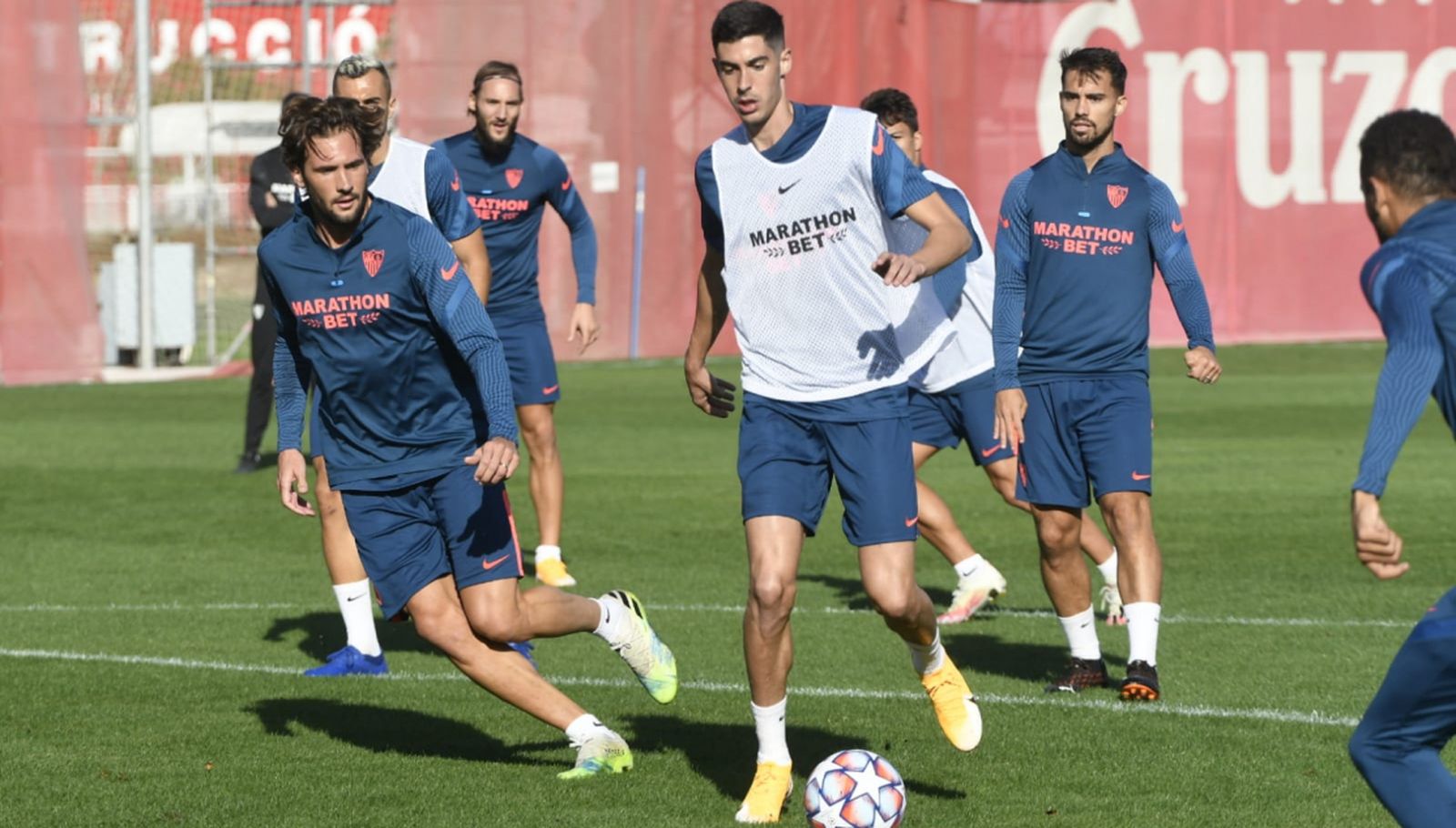 Carlos Fernández conduce el balón, el oficial de la Champions entre Franco Vázquez y Suso