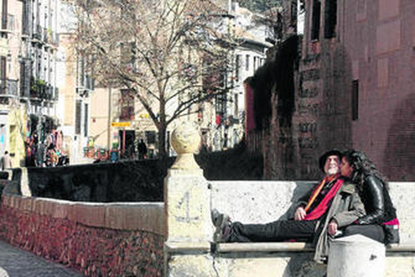 Una pareja, en la Carrera del Darro.