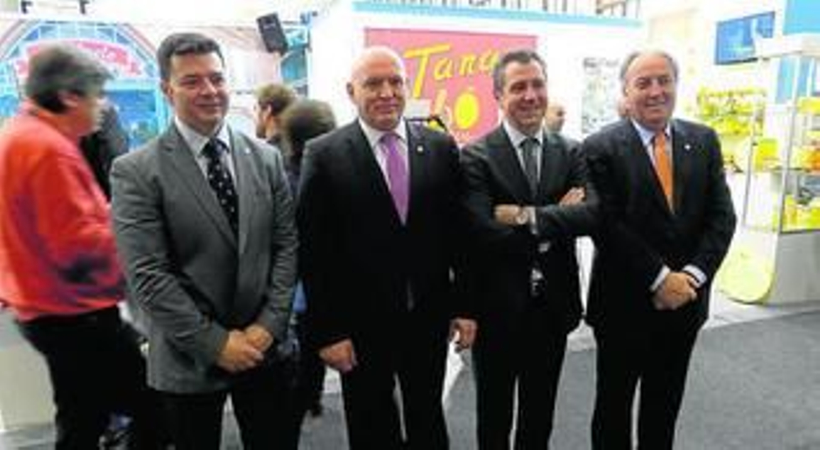 Eduardo Baamonde, segundo por la derecha, junto a otros miembros de la delegación que Cajamar desplazó a Fruit Logistica a principios de febrero.