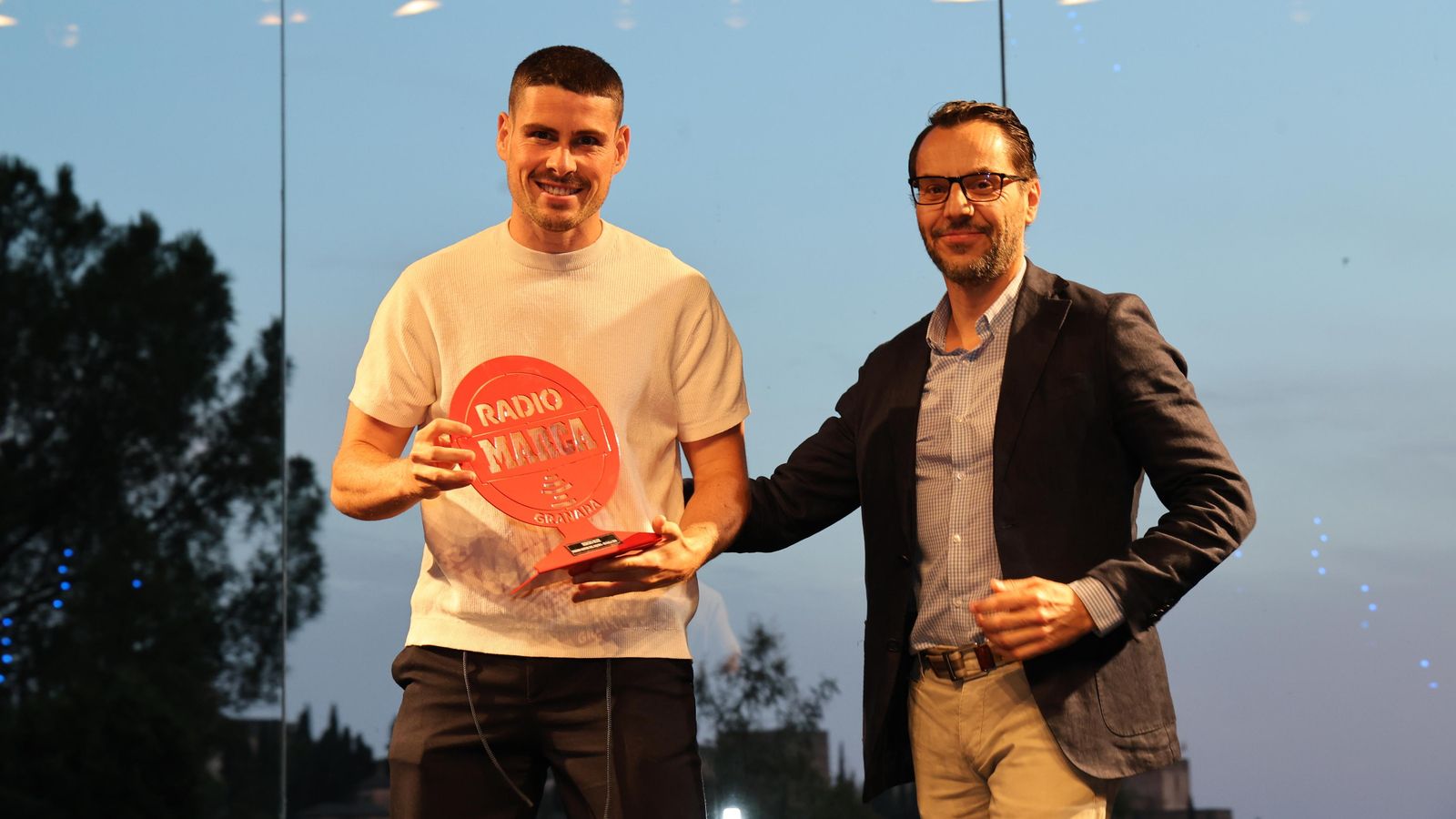 Sergio Ruiz, jugador del Granada CF. recibiendo el Premio al “Motor del Equipo”.