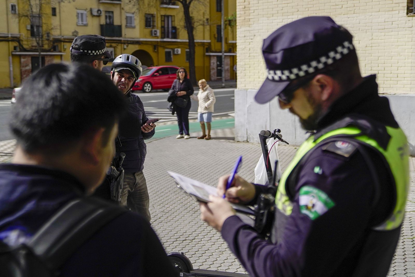 Primer día de multas a los patinetes de Sevilla, en imágenes