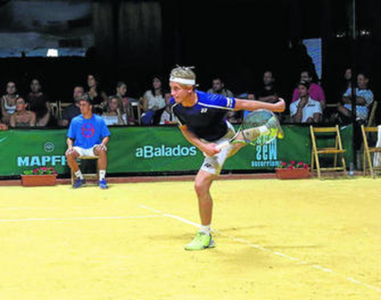 El tenista finlandés Casper Ruud ejecuta un golpe de derecha durante la semifinal de anoche.