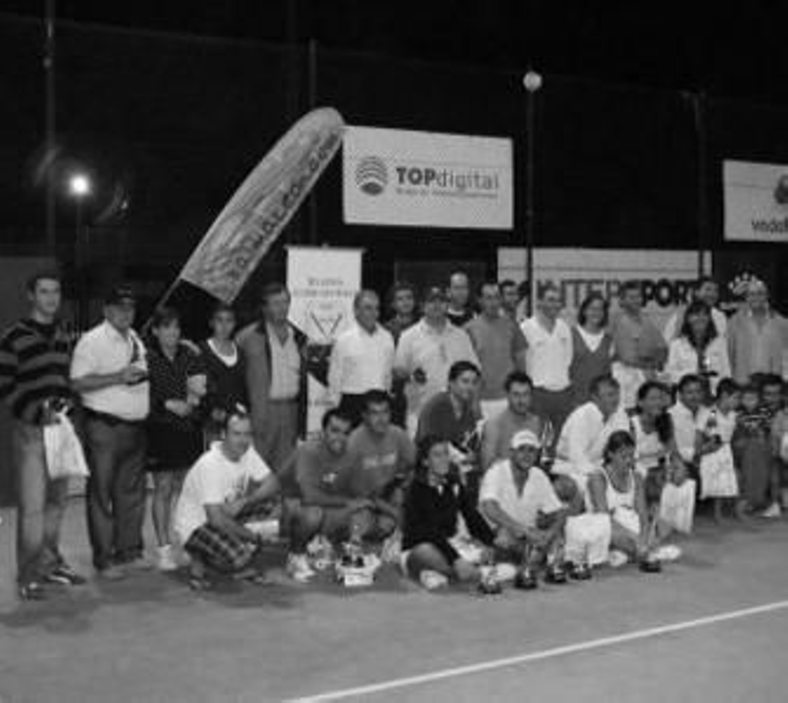 Los ganadores posan con sus trofeos al término del torneo. Los ganadores posan con sus trofeos al término del torneo.