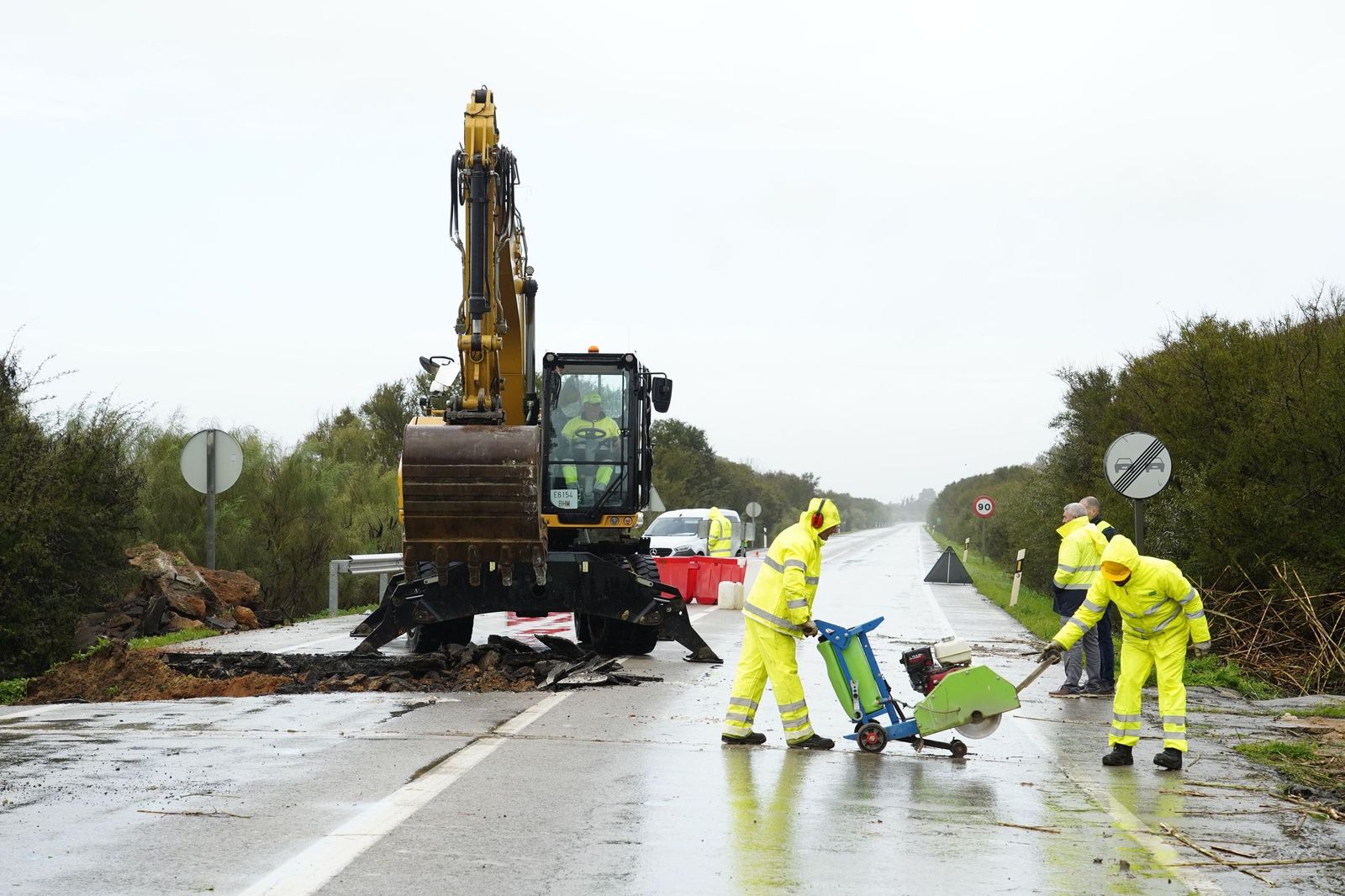 Imagen de las obras de reparación de la carretera de acceso a Rota dañada durante los temporales.