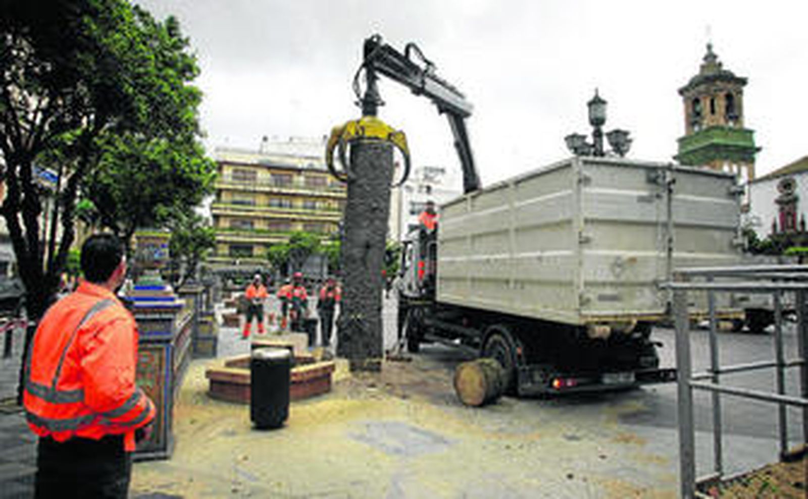 Personal de la concesionaria de Parques y Jardines retira la última palmera de la Plaza Alta, ayer por la mañana.