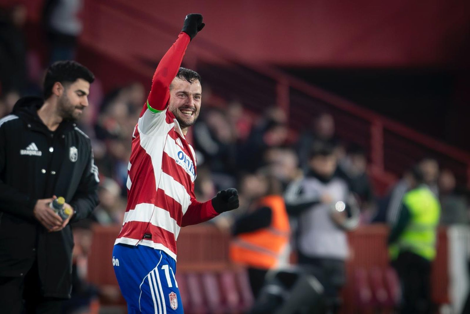 José Arnáiz, sonriente, celebrando el tanto de la victoria con el puño cerrado