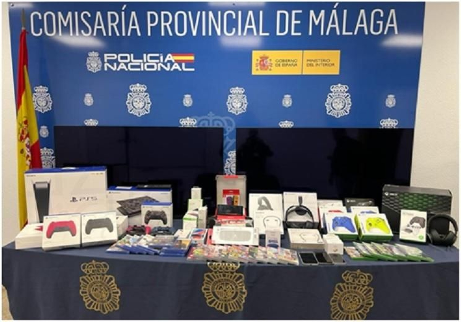 Videoconsolas y demás productos intervenidos durante la operación.