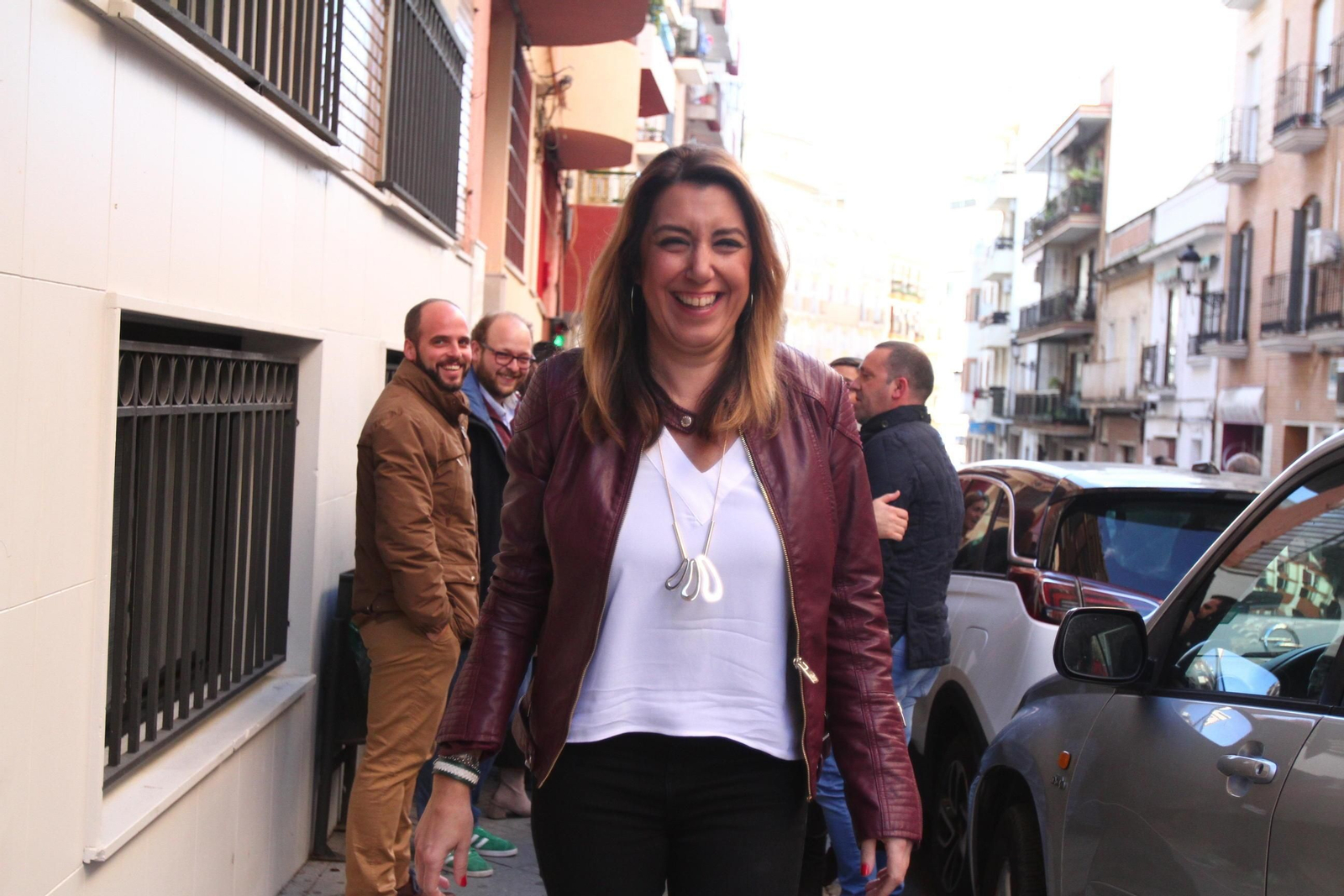 Susana Díaz, ayer en las inmediaciones de la sede provincial del PSOE, en la calle Isaac Peral.