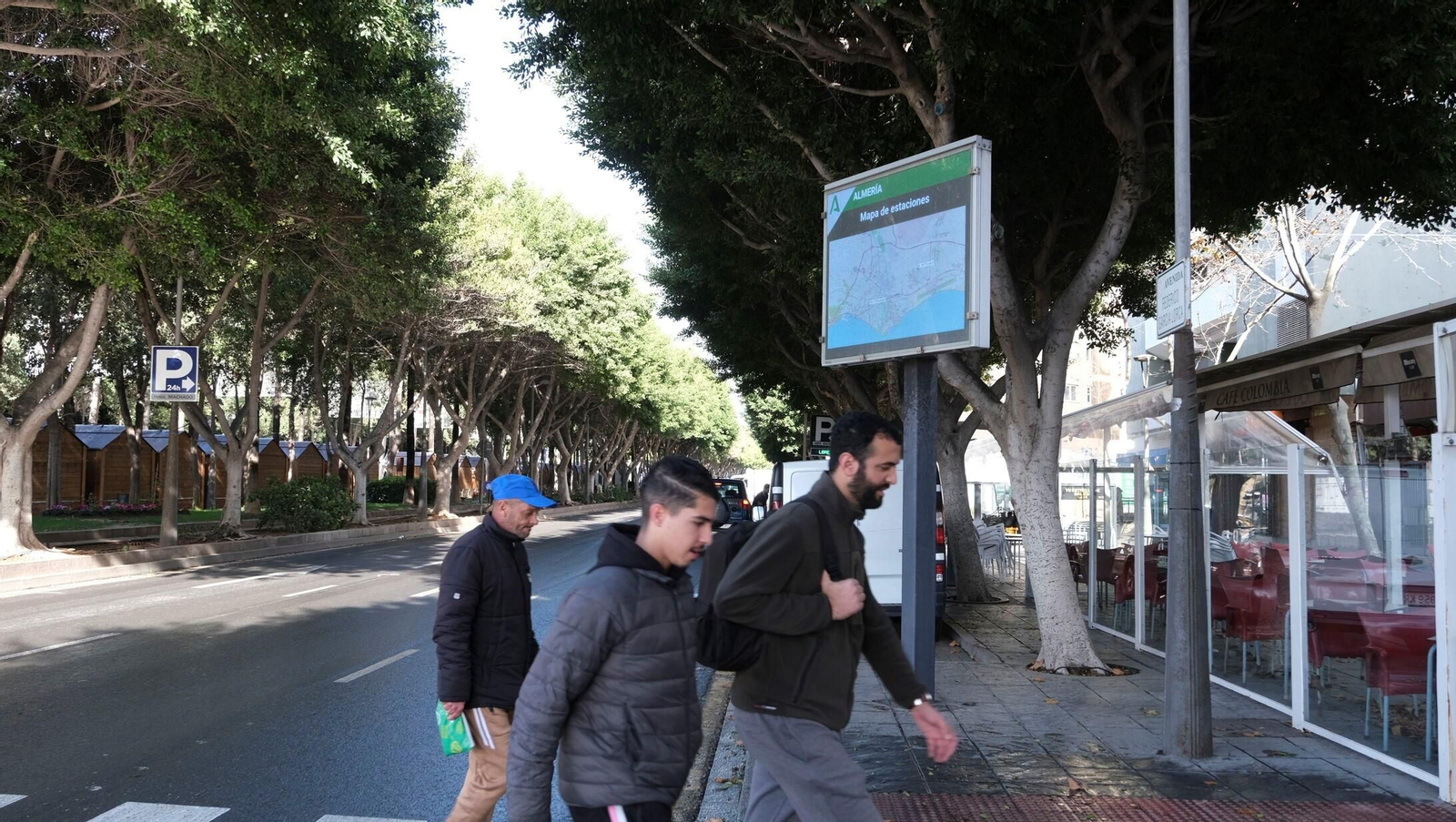 Una persona camina junto a una de las pantallas de calidad del aire de Almería capital.