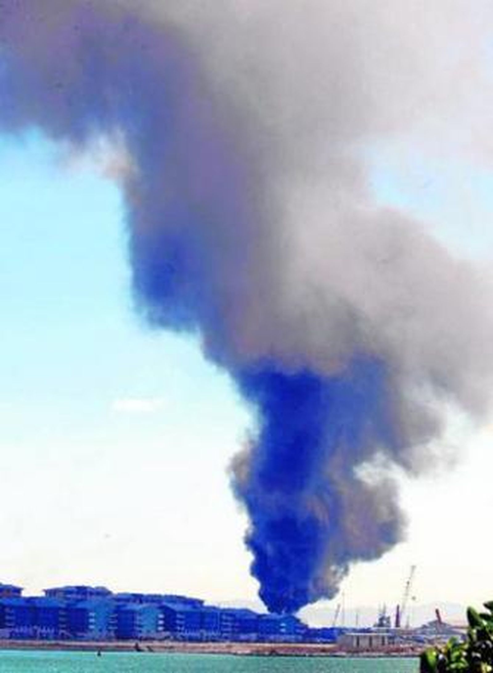 La impresionante columna de humo podía divisarse desde toda la Bahía de Algeciras.