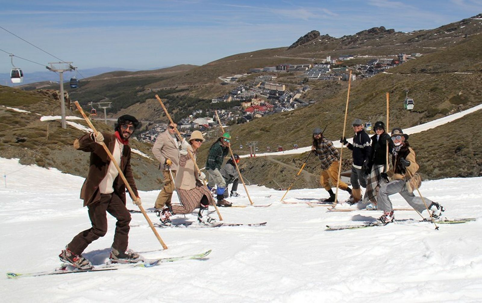 Viaje en el tiempo en Siera Nevada: descenso en trajes de época