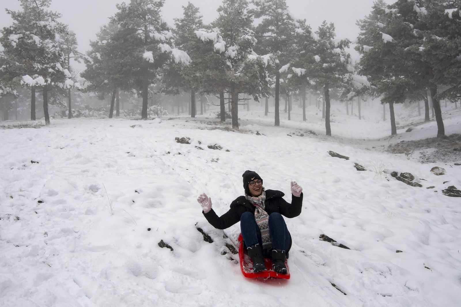 Las imágenes de la nieve y los juegos en familia en Calar Alto