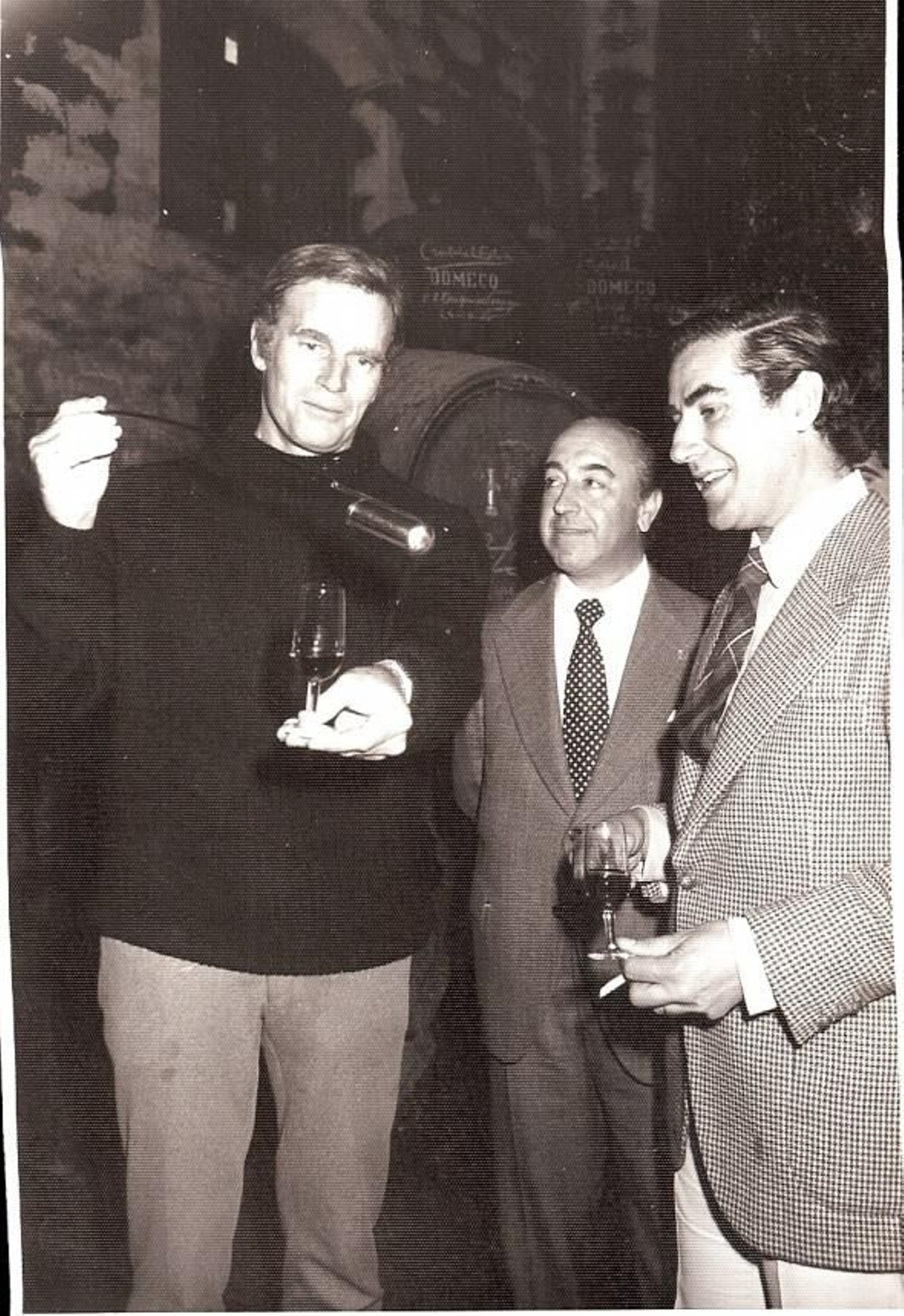 El actor Charlton Heston se atreve con la venencia en Domecq, 1975.