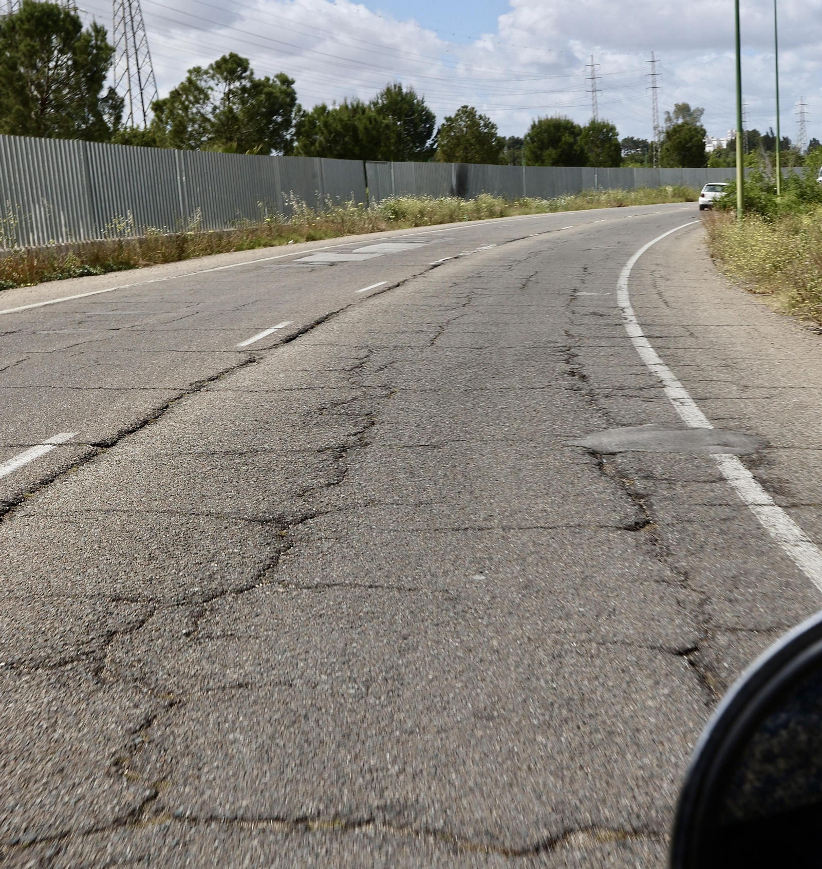 Grietas y baches en las avenidas principales
