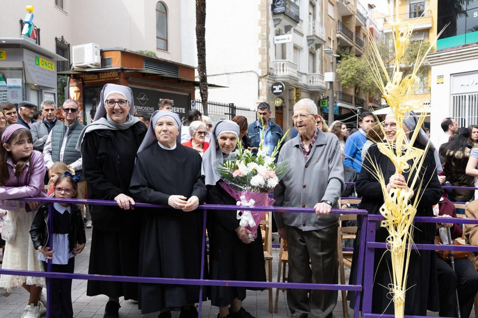 Los jiennenses se echan a la calle para presenciar la primera de las procesiones de la jornada: la Borriquilla (II)