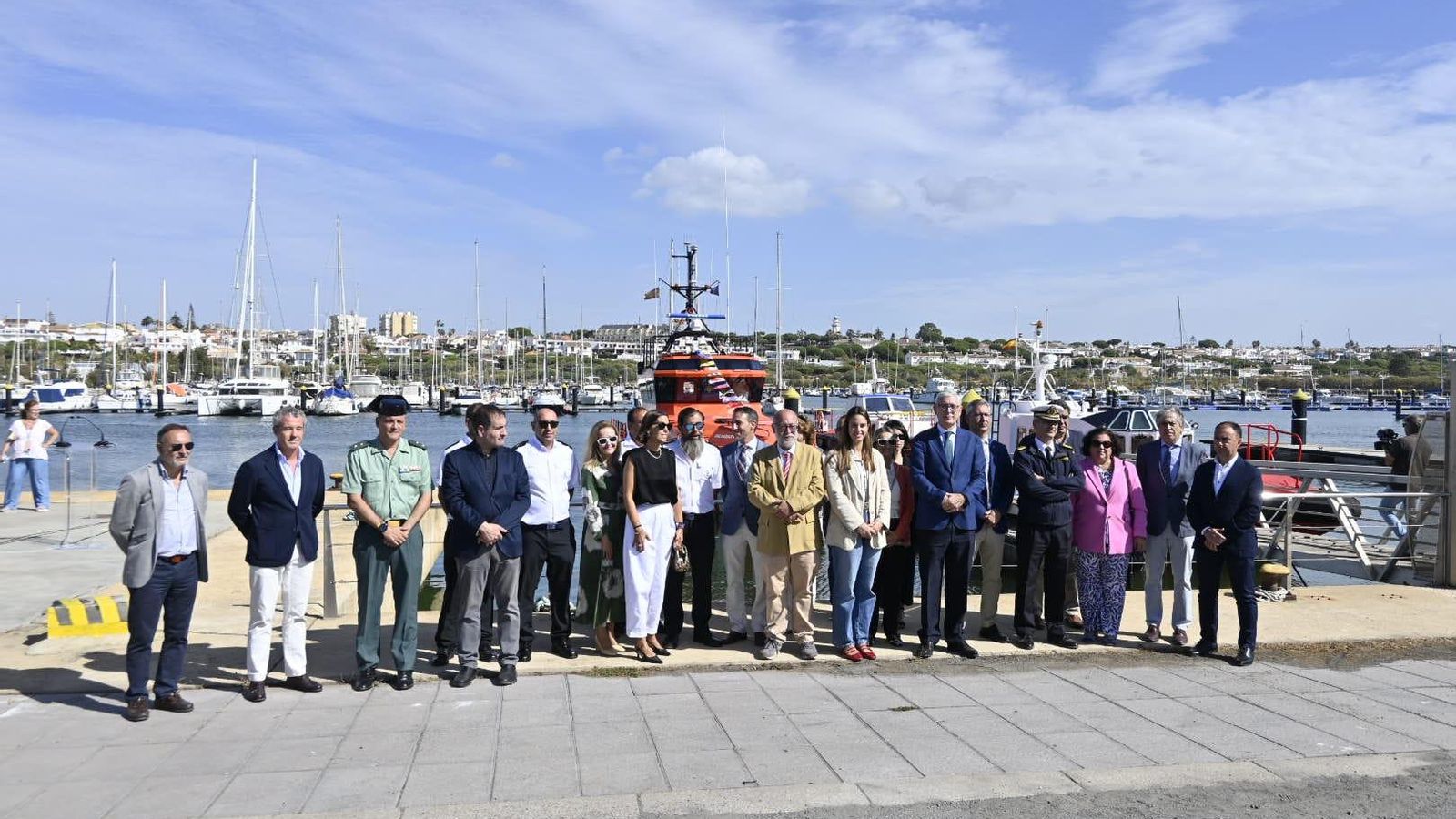 Representantes institucionales, militares y marítimos junto a la embarcación.