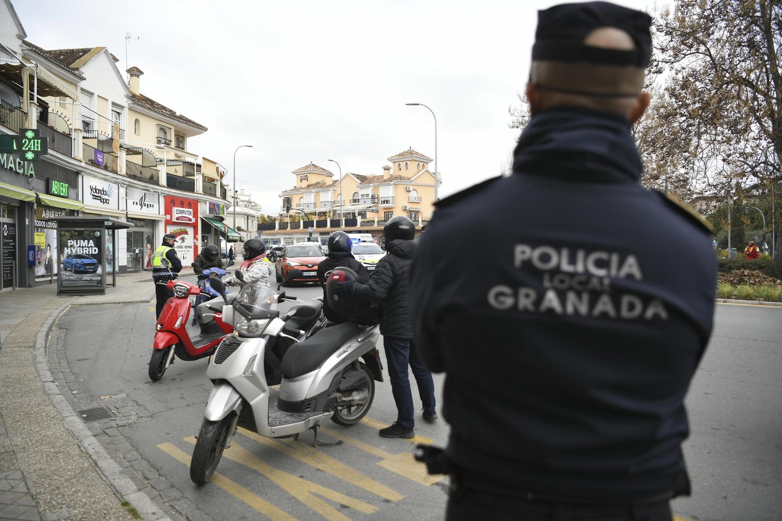 Imagen de archivo de un control de la Policía Local de Granada en el barrio del Zaidín