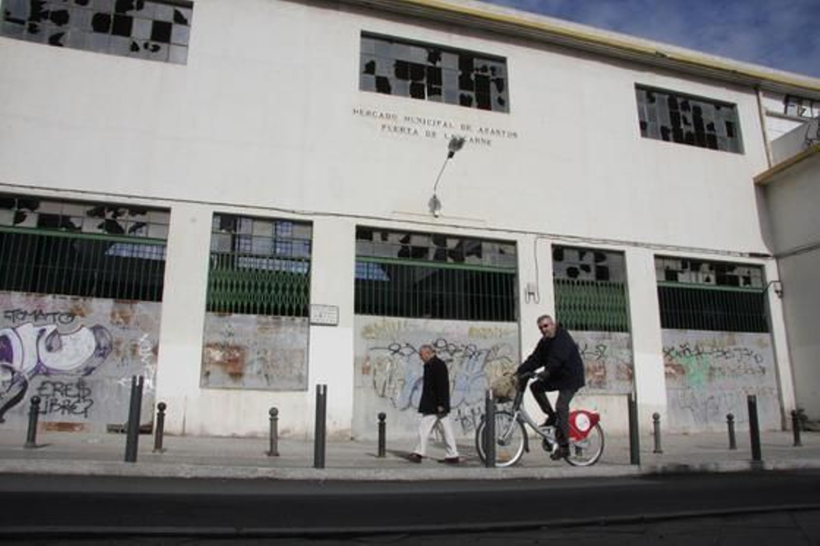 Una de las fachadas del mercado cubierta con pintadas y con la cristalera totalmente deteriorada.  Foto: B. Vargas