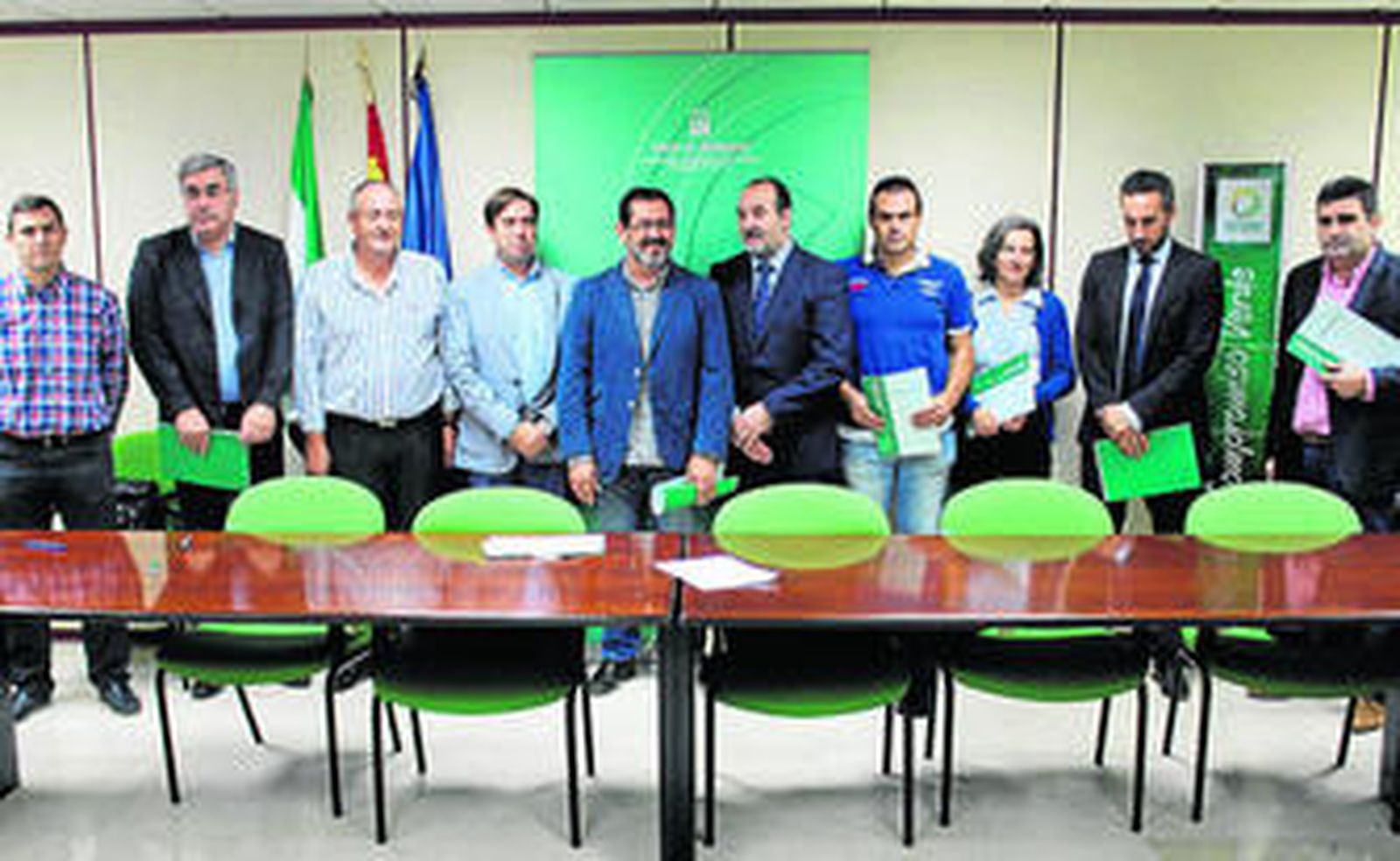 José Manuel Ortiz entregó ayer las resoluciones a las ocho empresas hortofrutícolas de Almería.