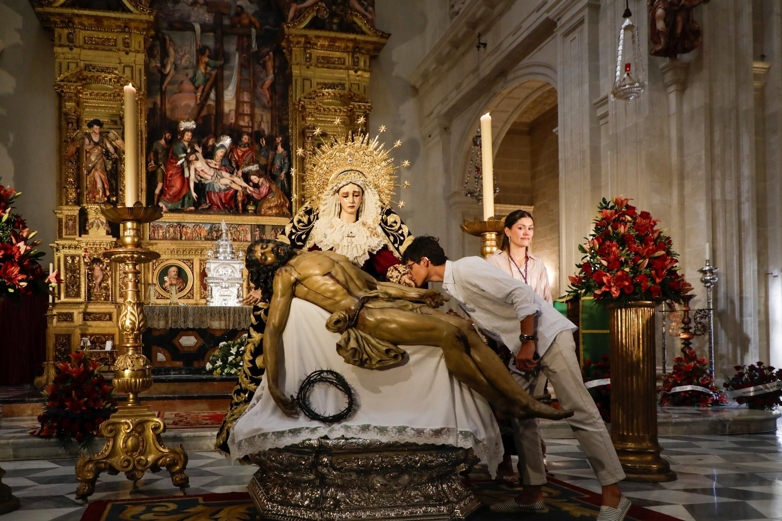 Besamanos extraordinario de la Virgen de la Piedad del Baratillo en el Sagrario con motivo de su coronación, donde el Alcalde, José Luis Sanz, le ha impuesto la réplica de la medalla de la ciudad