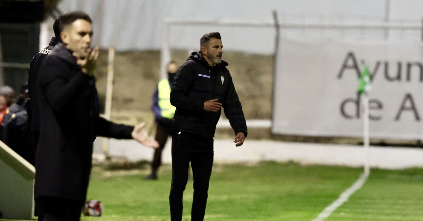 Iván Ania sigue con atención el Antequera - Córdoba CF en El Maulí.