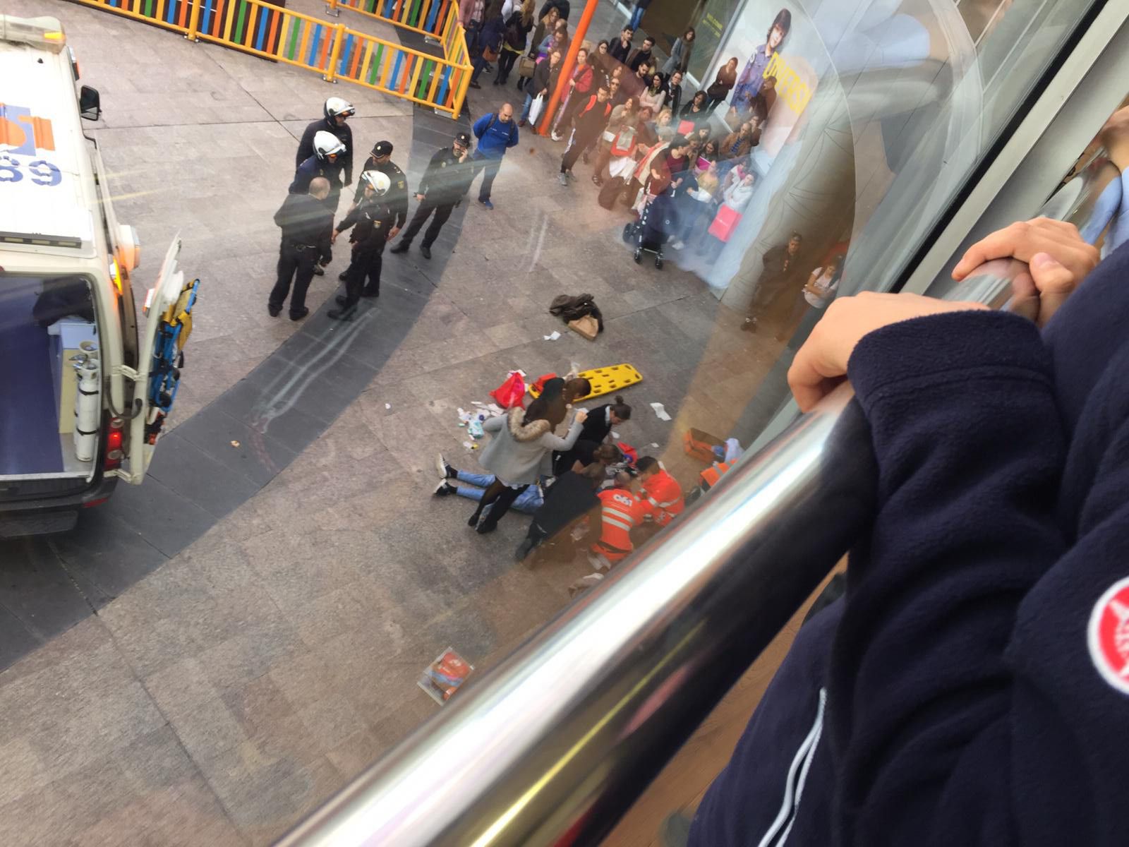 Los servicios de emergencias atienden al herido, que yace en el suelo inmóvil.