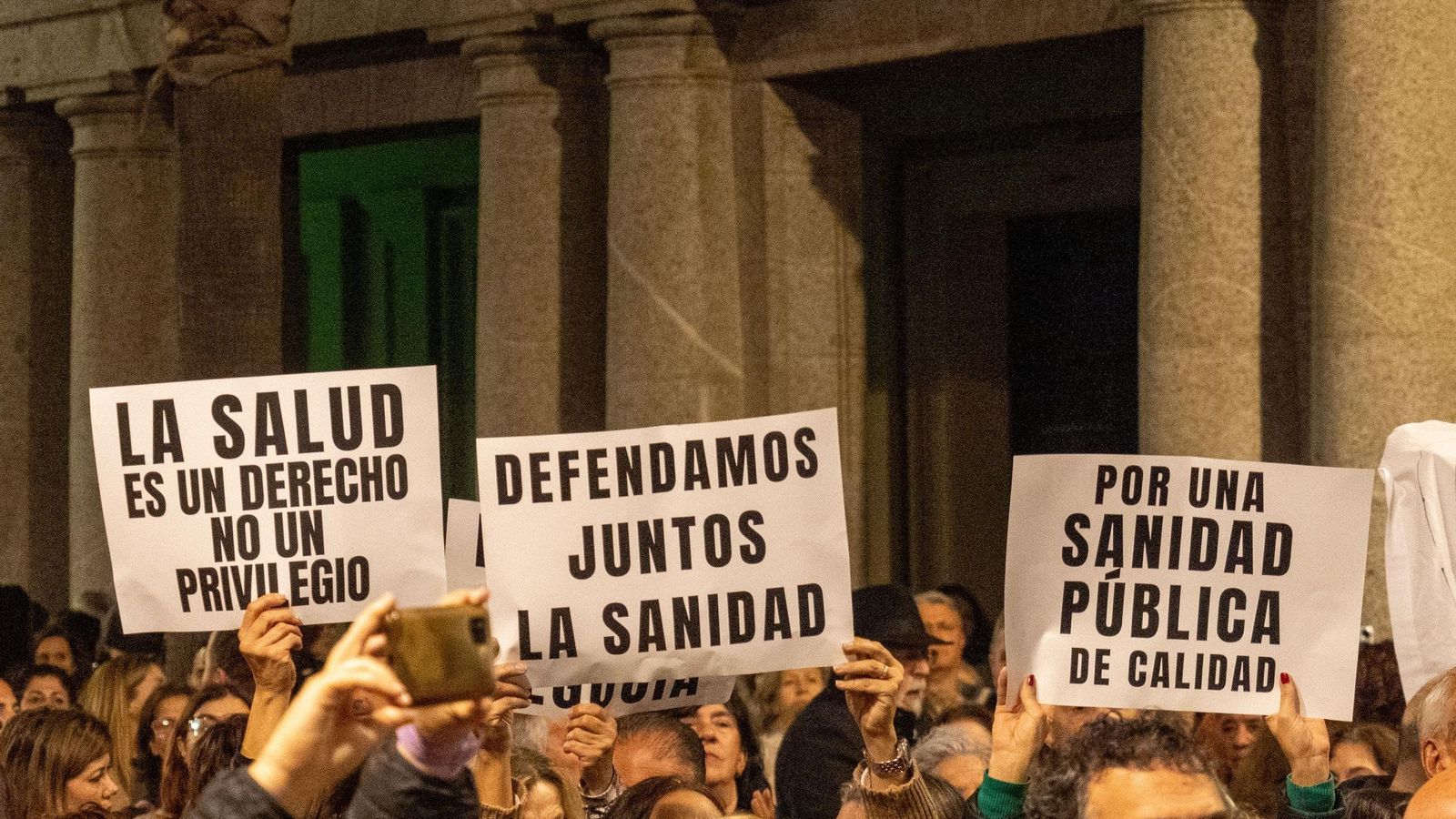 Pancartas en la manifestación reivindicando qe se luche por la sanidad pública en Huelva.