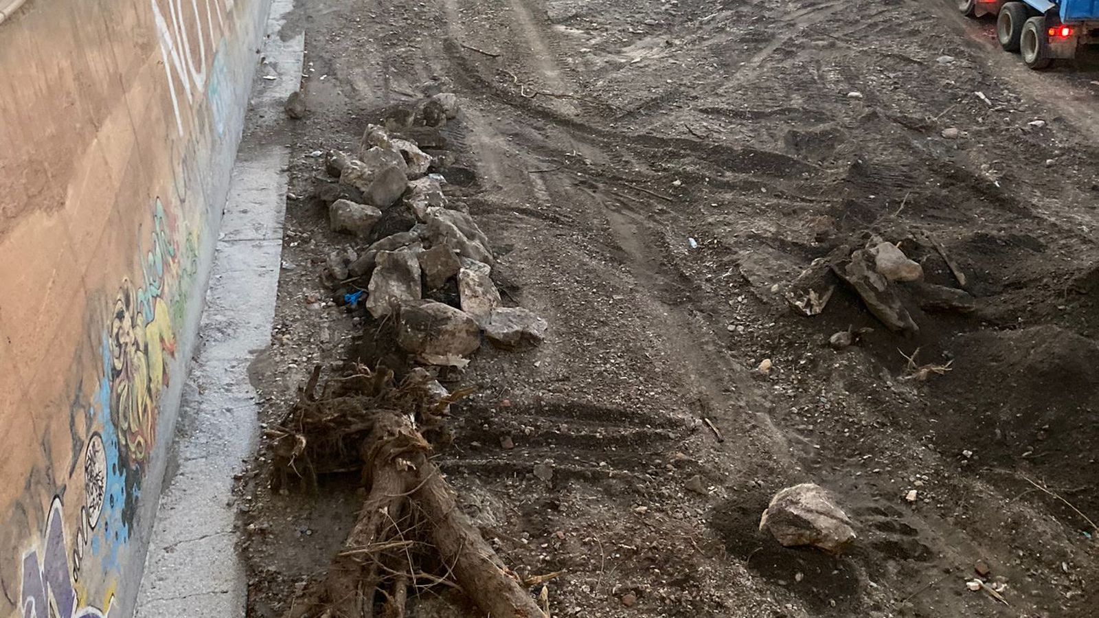 Los trabajos de retirada de los sedimentos acumulados por la riada en el puente de la avenida Buenos Aires de Guadix