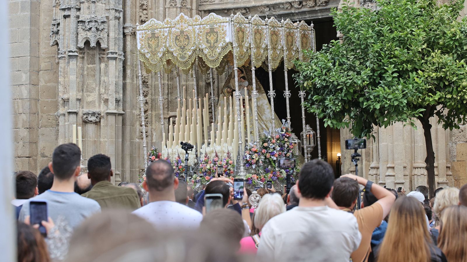 Procesión de Madre de Dios del Rosario de Capataces y Costaleros en Jerez