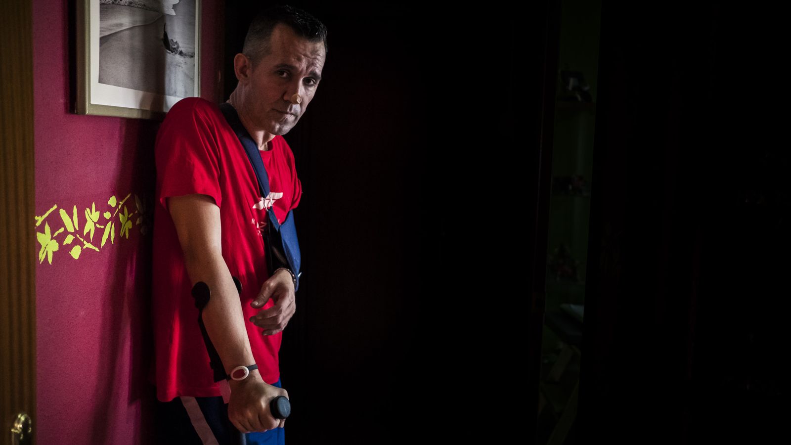 Carlos Pelayo, en el pasillo de su piso en el Río San Pedro