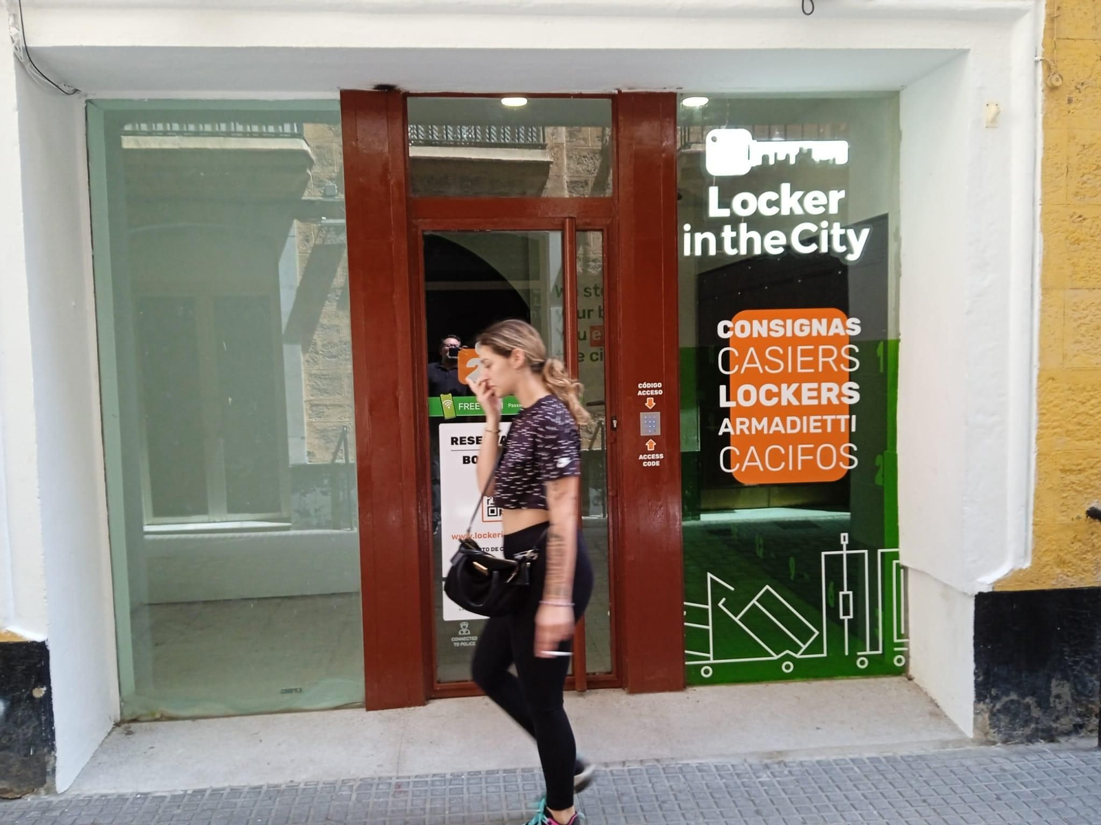 Nuevo negocio para que los turistas dejen sus maletas en la calle Rosario.