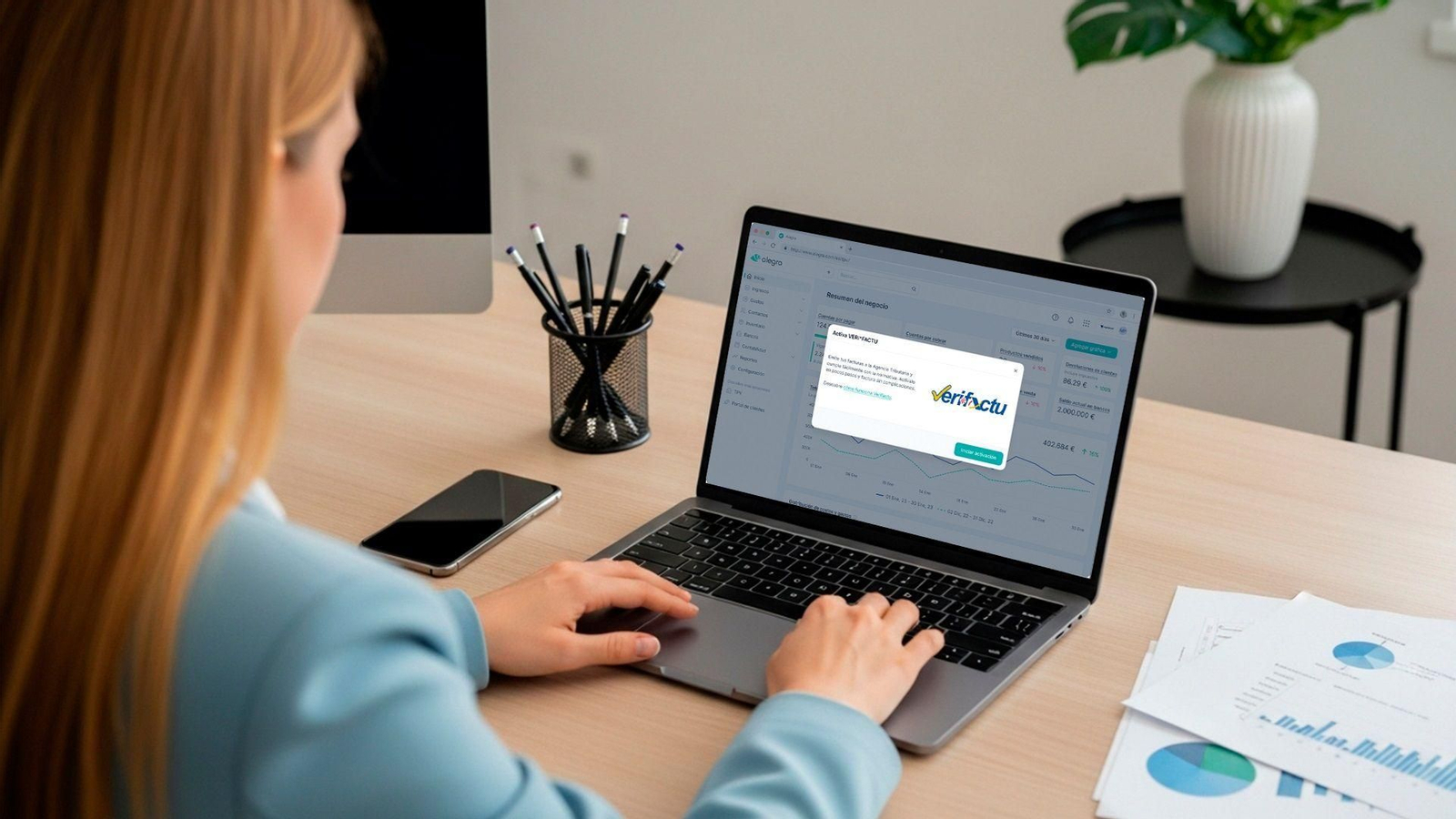 Una profesional consulta el sistema de facturación Verifactu.