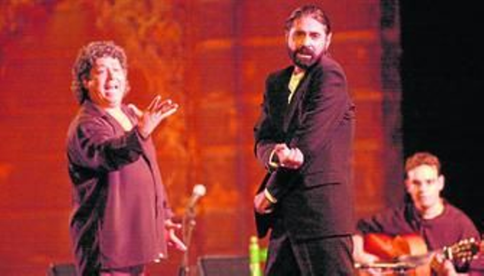 Curro Fernández le canta al bailaor El Mimbre durante una actuación en la Bienal de Flamenco de Sevilla del año 2000.