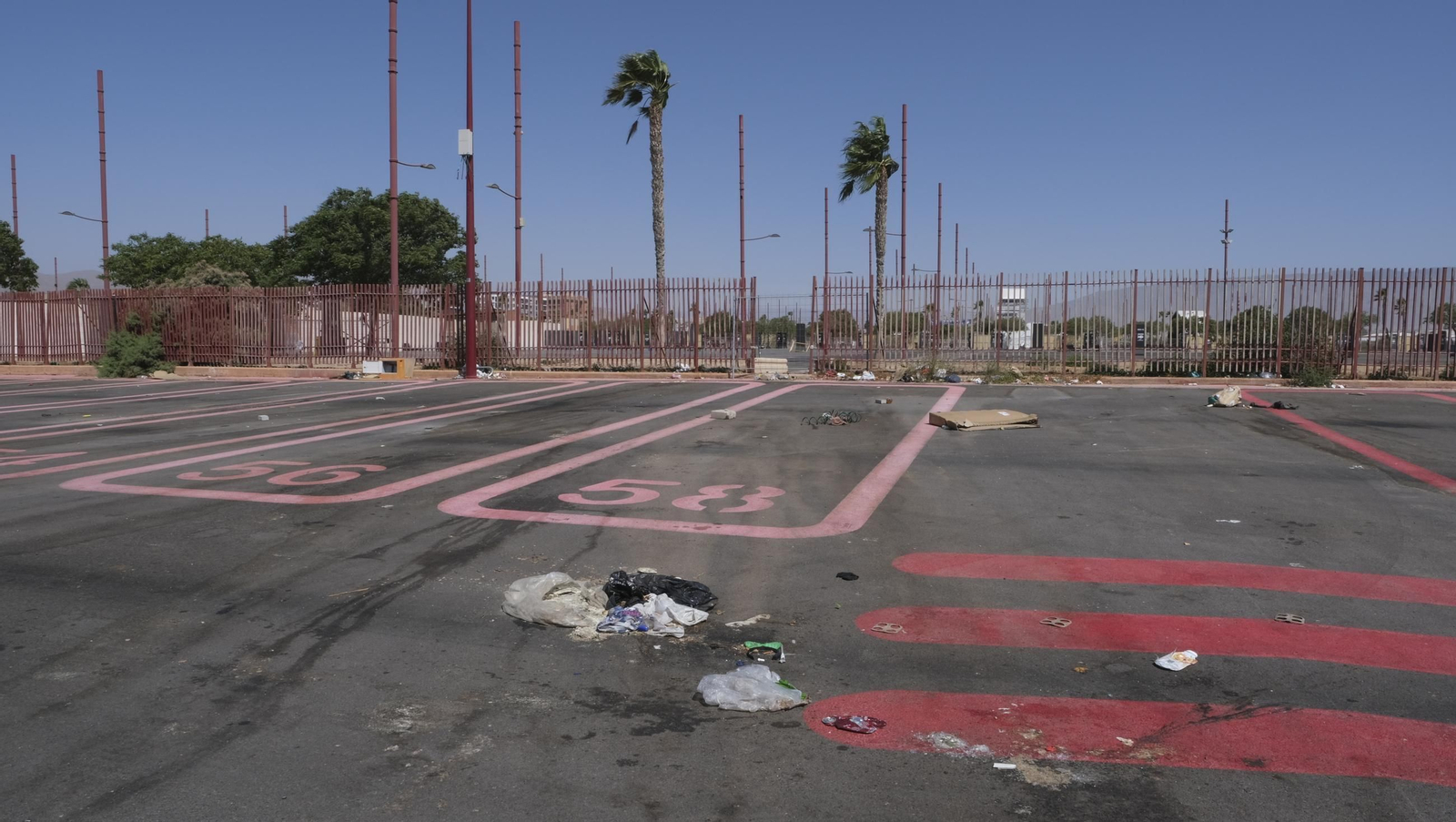 Fotos de la basura acumulada en el aparcamiento de los feriantes en la Vega de Acá