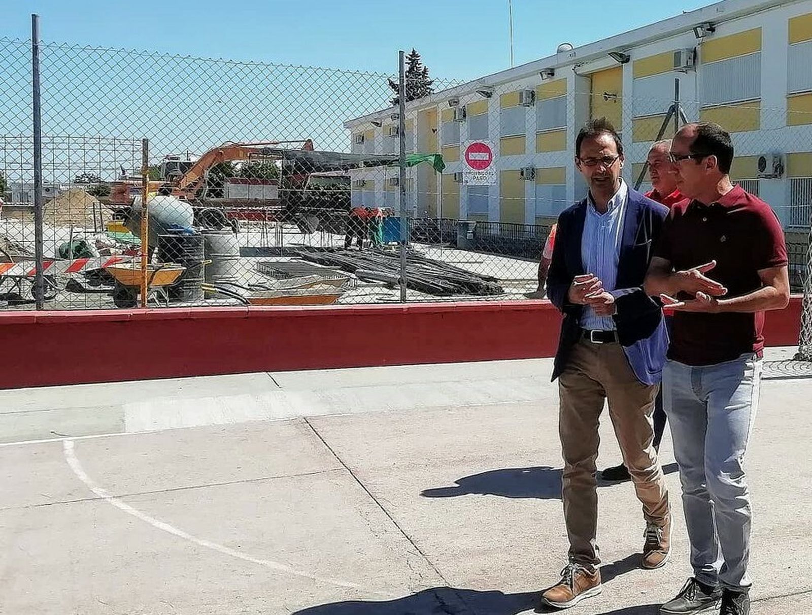 El alcalde en funciones ha visitado hoy las obras junto al director del colegio.